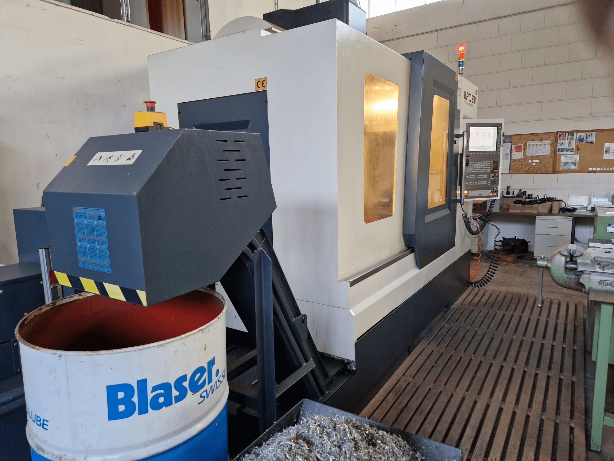 POSmill C 1050 vertikaaltöötluskeskuse esivaade, Blaseri trumli kohal olev jahutussüsteem ja juhtpaneel nähtavad.