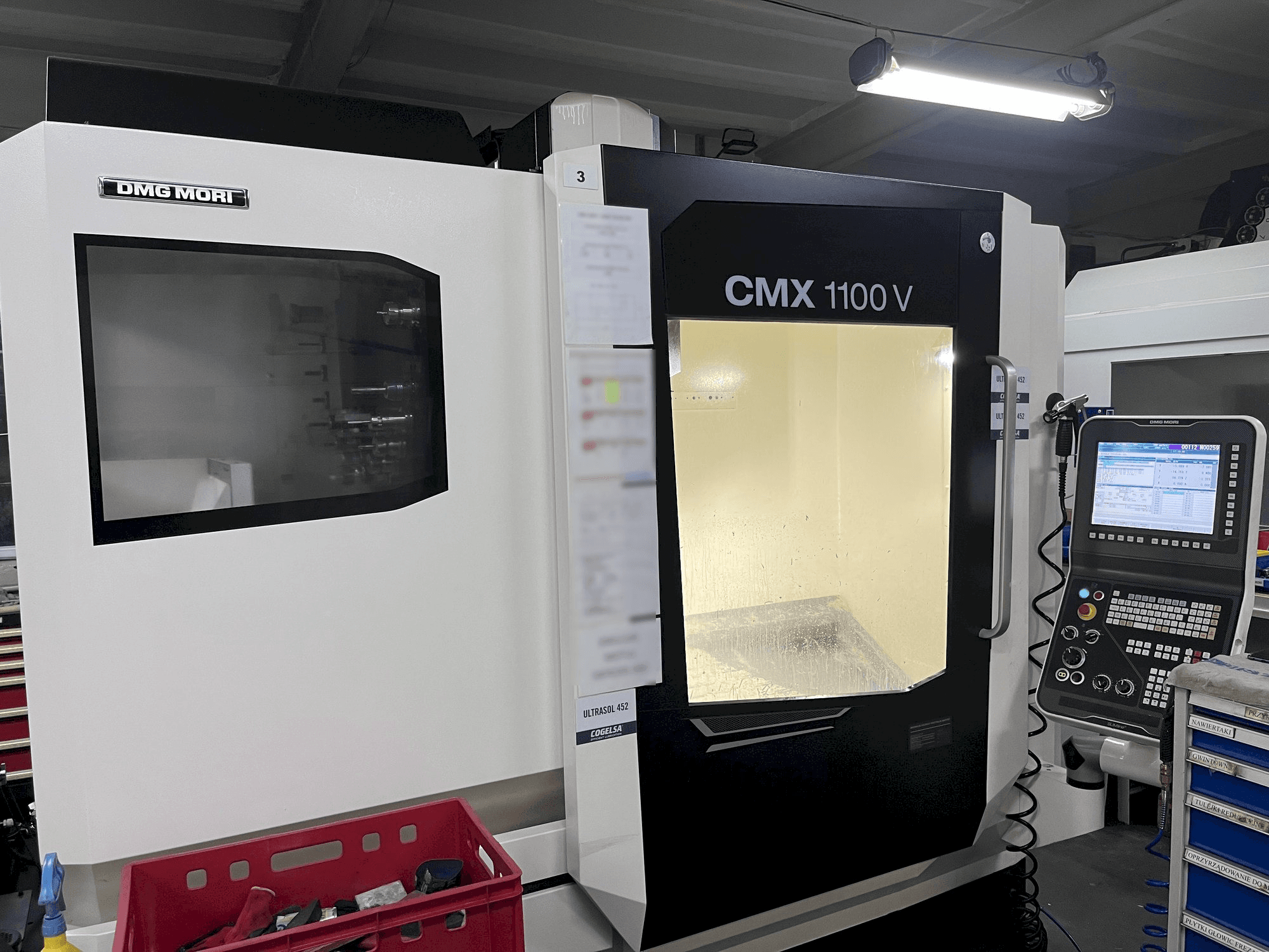 Masina DMG MORI CMX 1100 V vasaku külje vaade