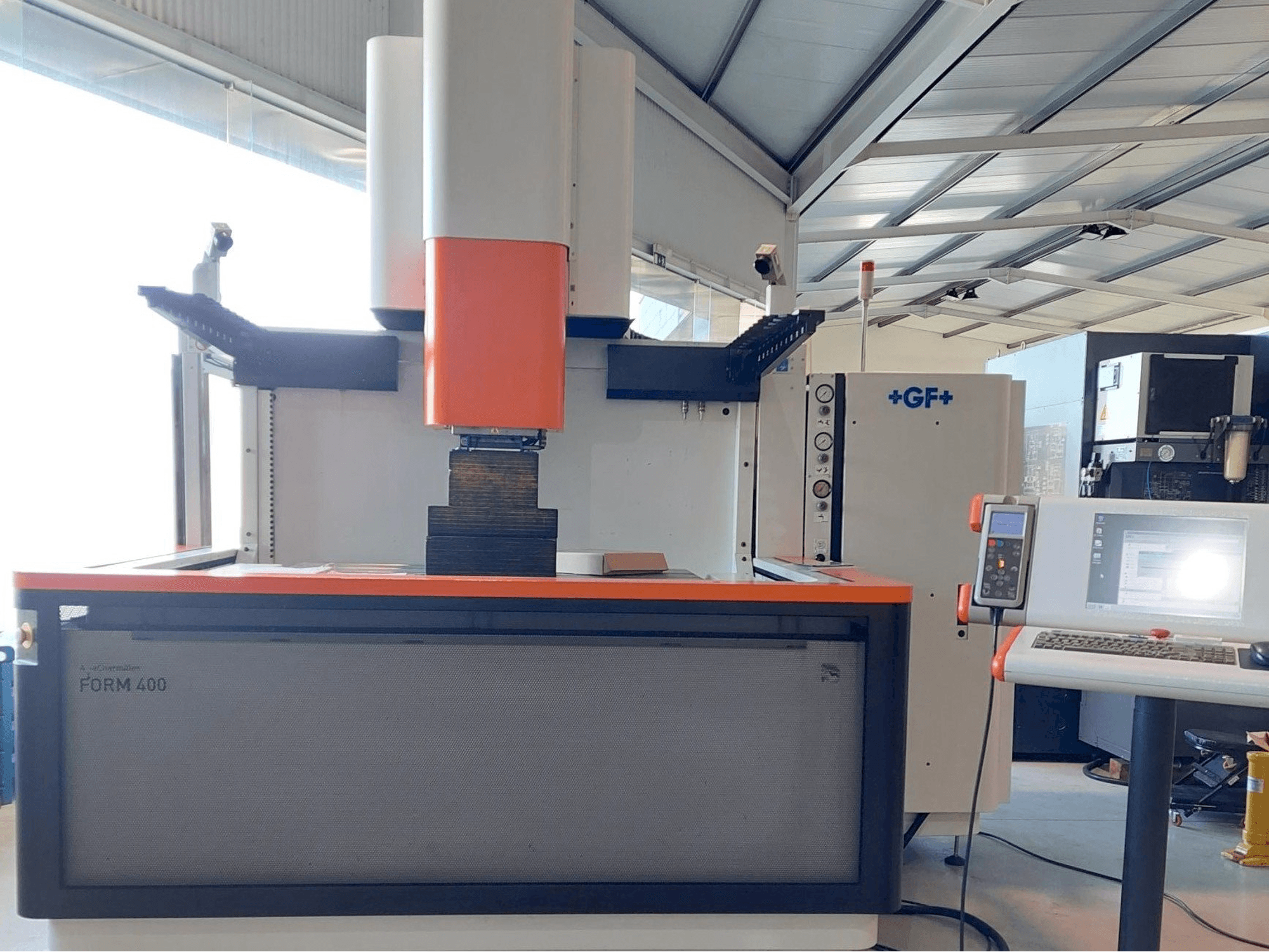 Masina AgieCharmilles FORM 400 eestvaade