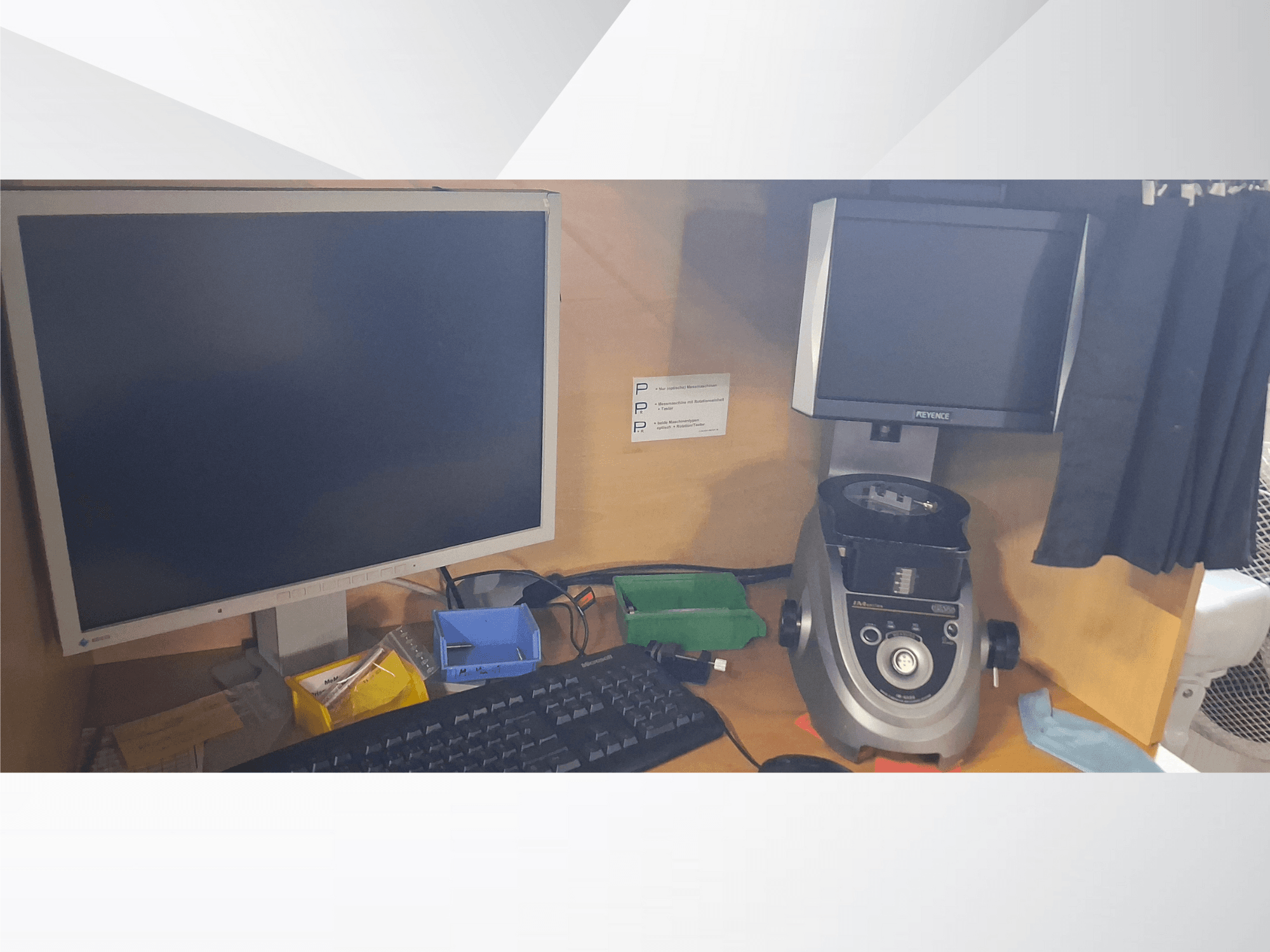 Arvutimonitor koos klaviatuuriga, PEVA-märgiga ekraan ja hall laboratooriumi seade puidust laual, kus on mitmesuguseid kandikuid ja paberimajandust.