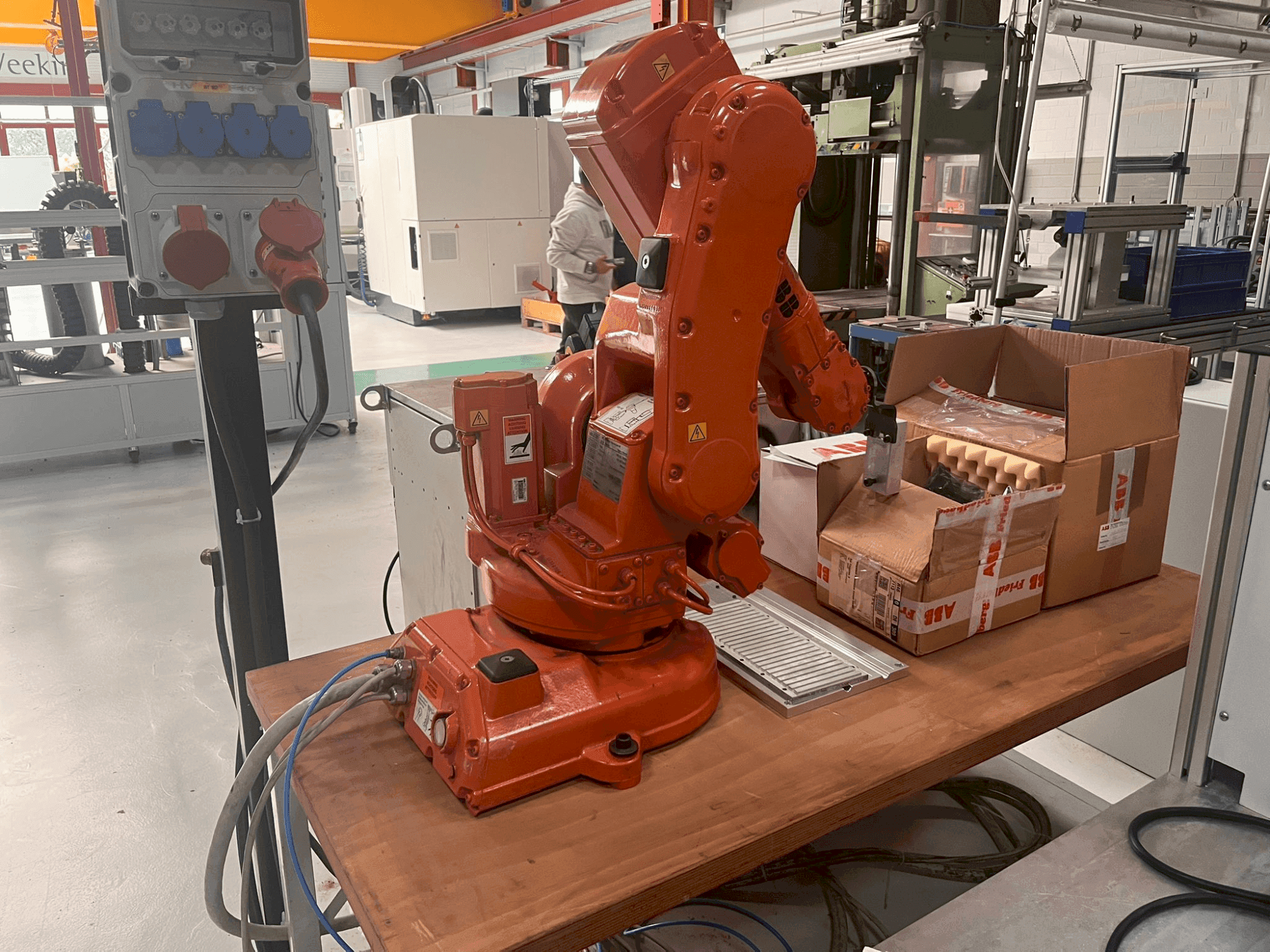 Masina ABB IRB 140 M2000 eestvaade