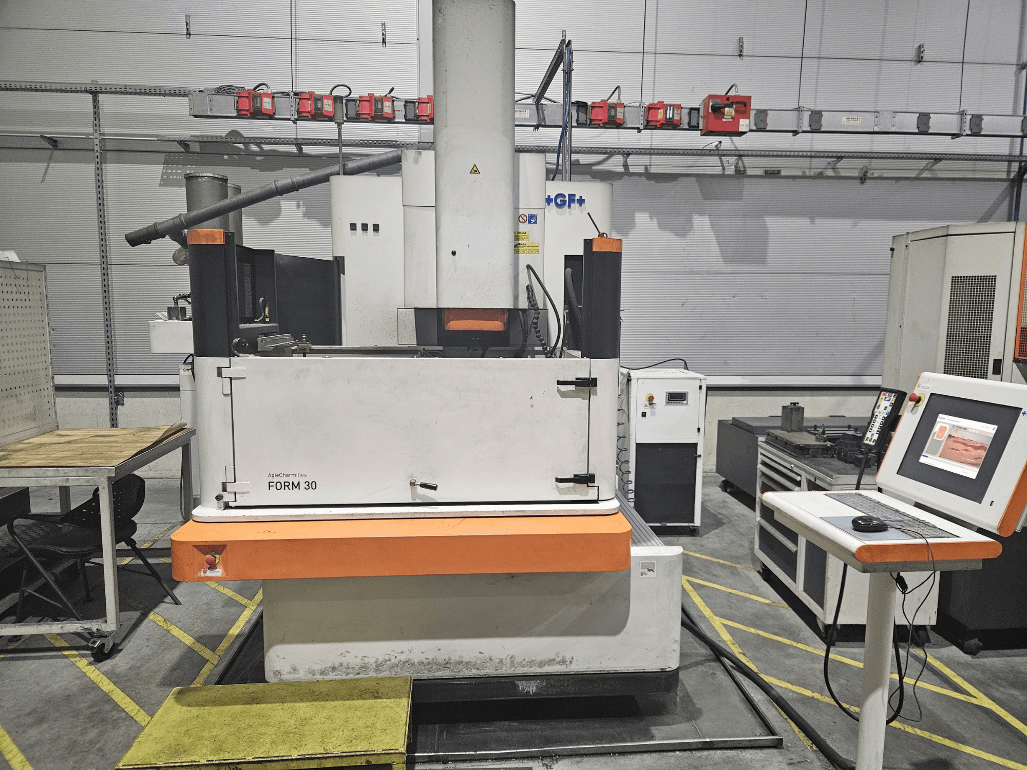 ApeqChemicals FORM 30 masin töökojas, esivaade juhtpaneeli ja töölauaga küljel.