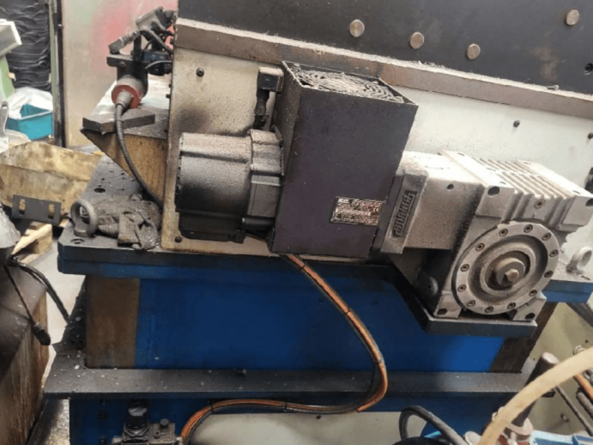 Mehaaniline stantsimispress PRESSIX 160 CNR 6, külgvaade, kus on näha mootor ja ühendused sinisel platvormil.