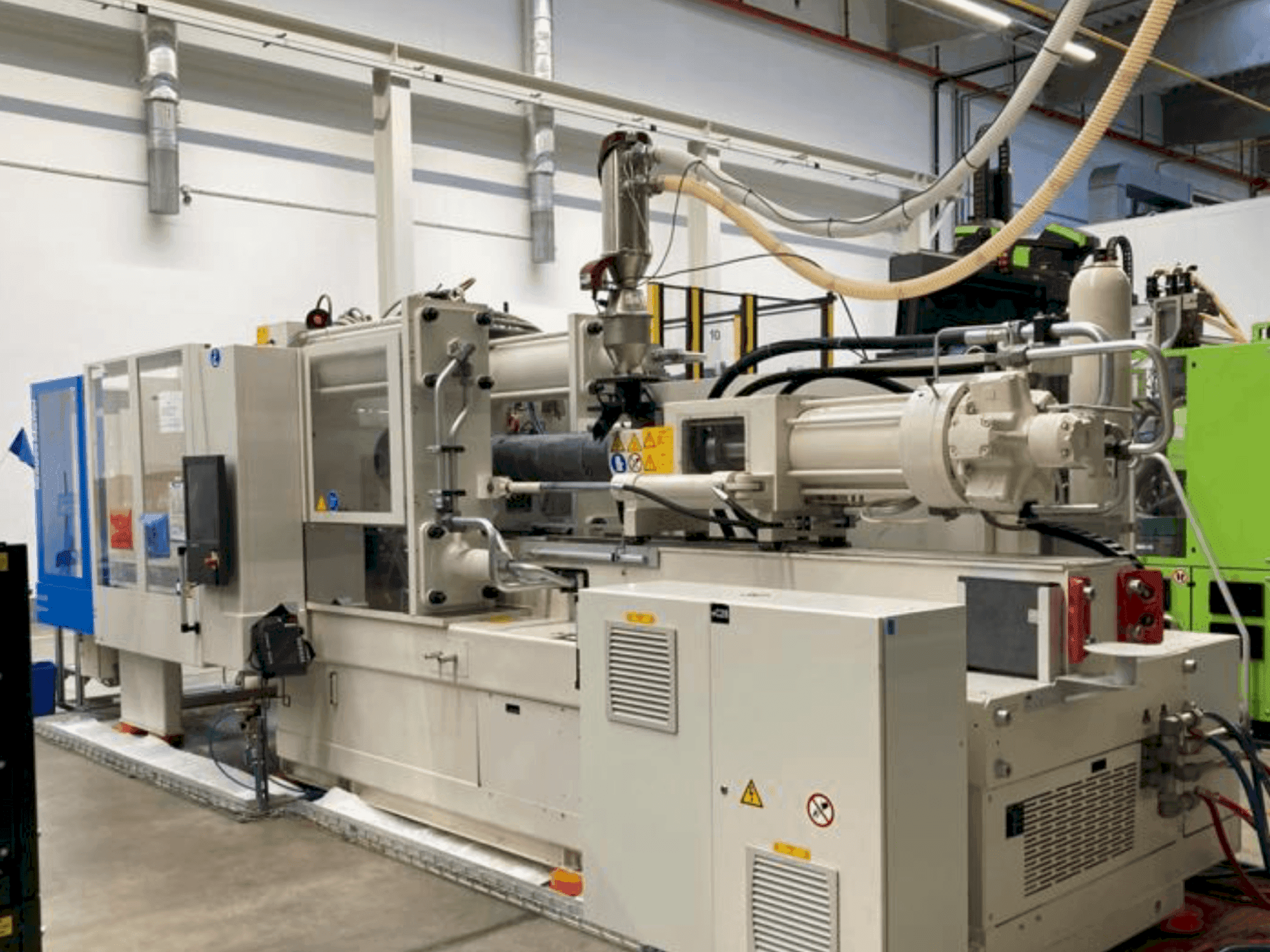 Masina Krauss Maffei 420-2000 CX eestvaade