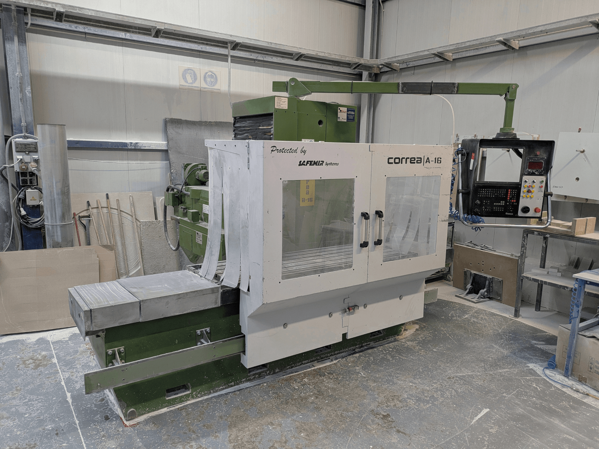 Correa A-16 freespink töökojas, esivaade juhtpaneeli ja tööpinnaga, mis näitab tööstuslikku disaini ja funktsionaalsust.