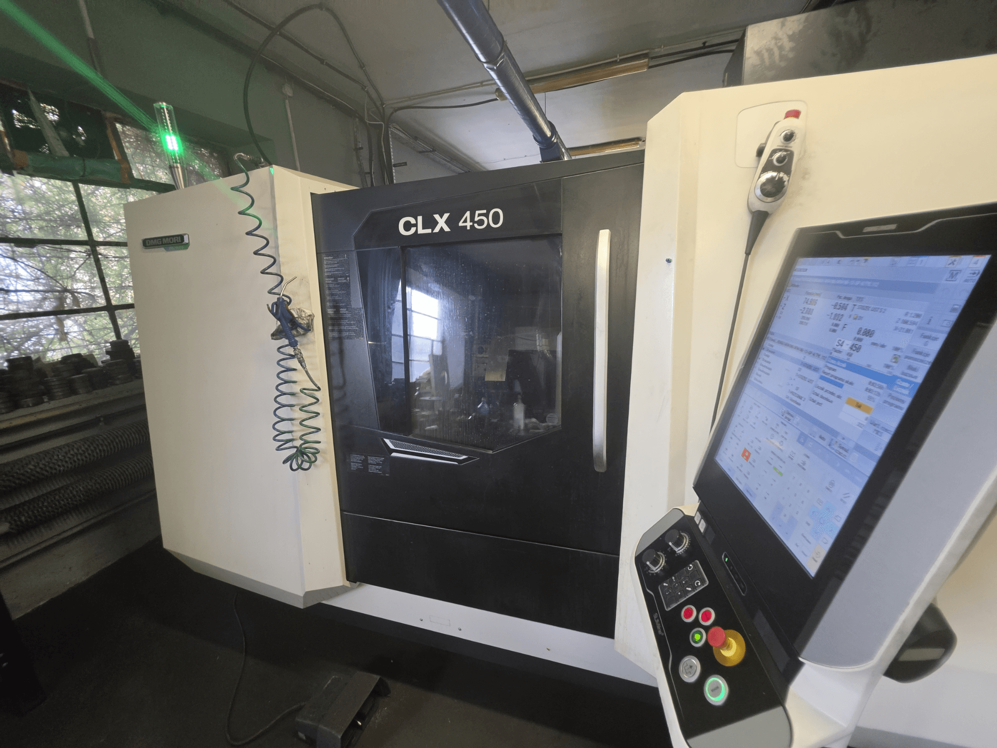 DMG MORI CLX 450 V3 horisontaalne treipink, vaade eest, kus on näha juhtpaneel ja tööandmeid kuvav monitor.