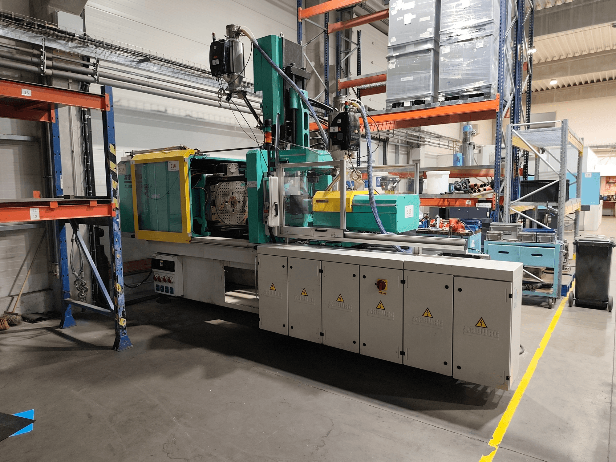 Arburgi hüdrauliline süstimisvormimismasin Allrounder 520 A 1500-70 Alldrive, külgvaade tehase keskkonnas.