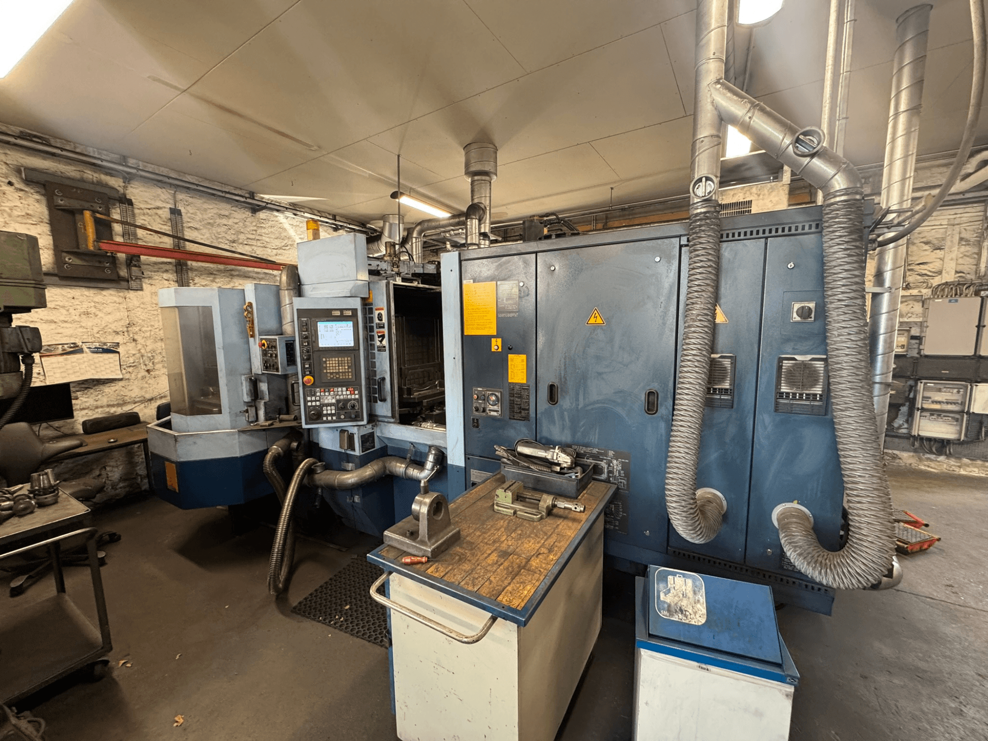 Matsuura H.PLUS-300 horisontaalne töötlemiskeskus töökodas, vaade eest, millel on näha juhtpaneel ja tööpink.