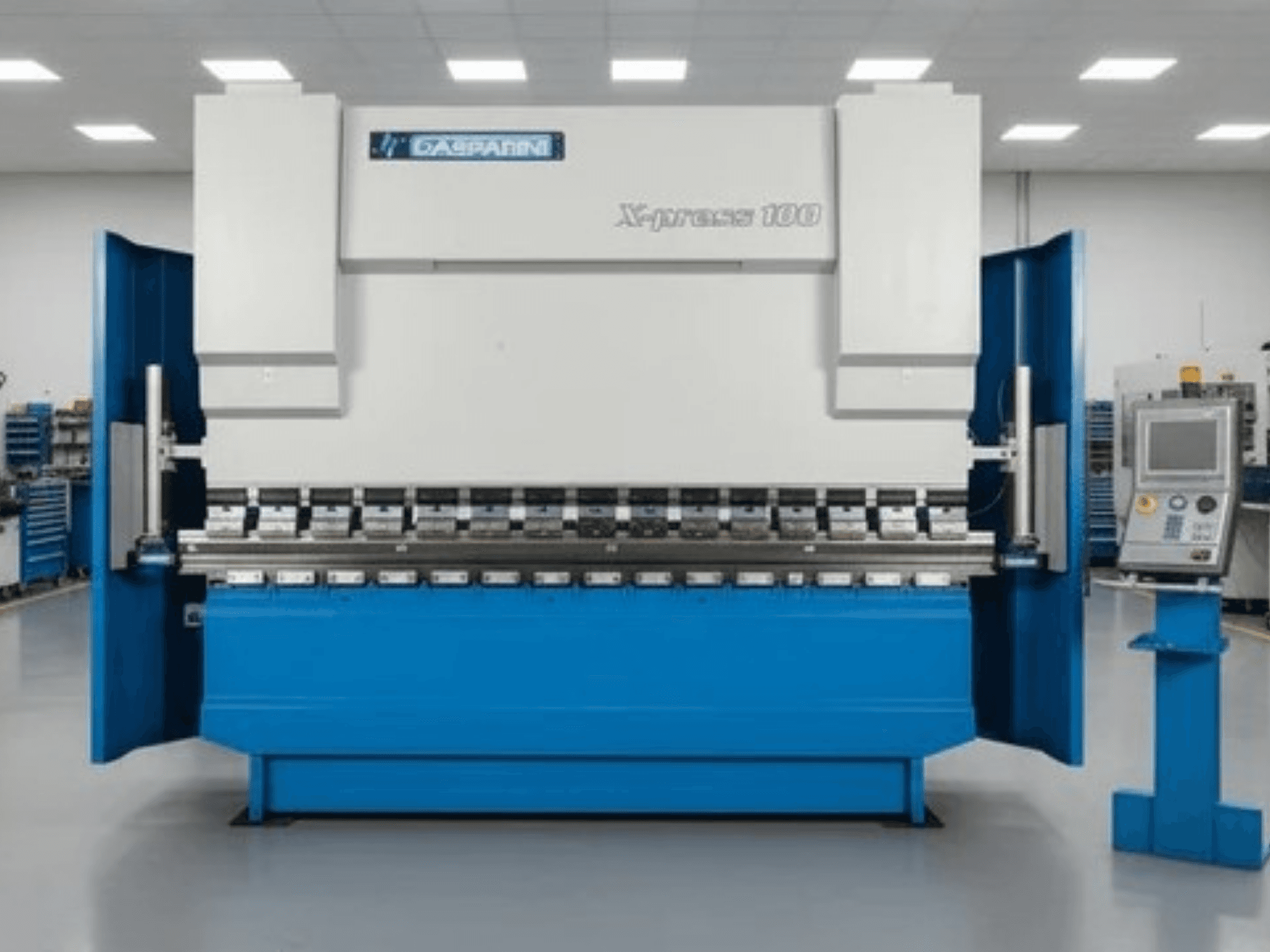 Hüdrauliline press GASPARINI X-Press 100, vaade eest, sinise välisviimistlusega ja juhtpaneeliga paremal küljel.