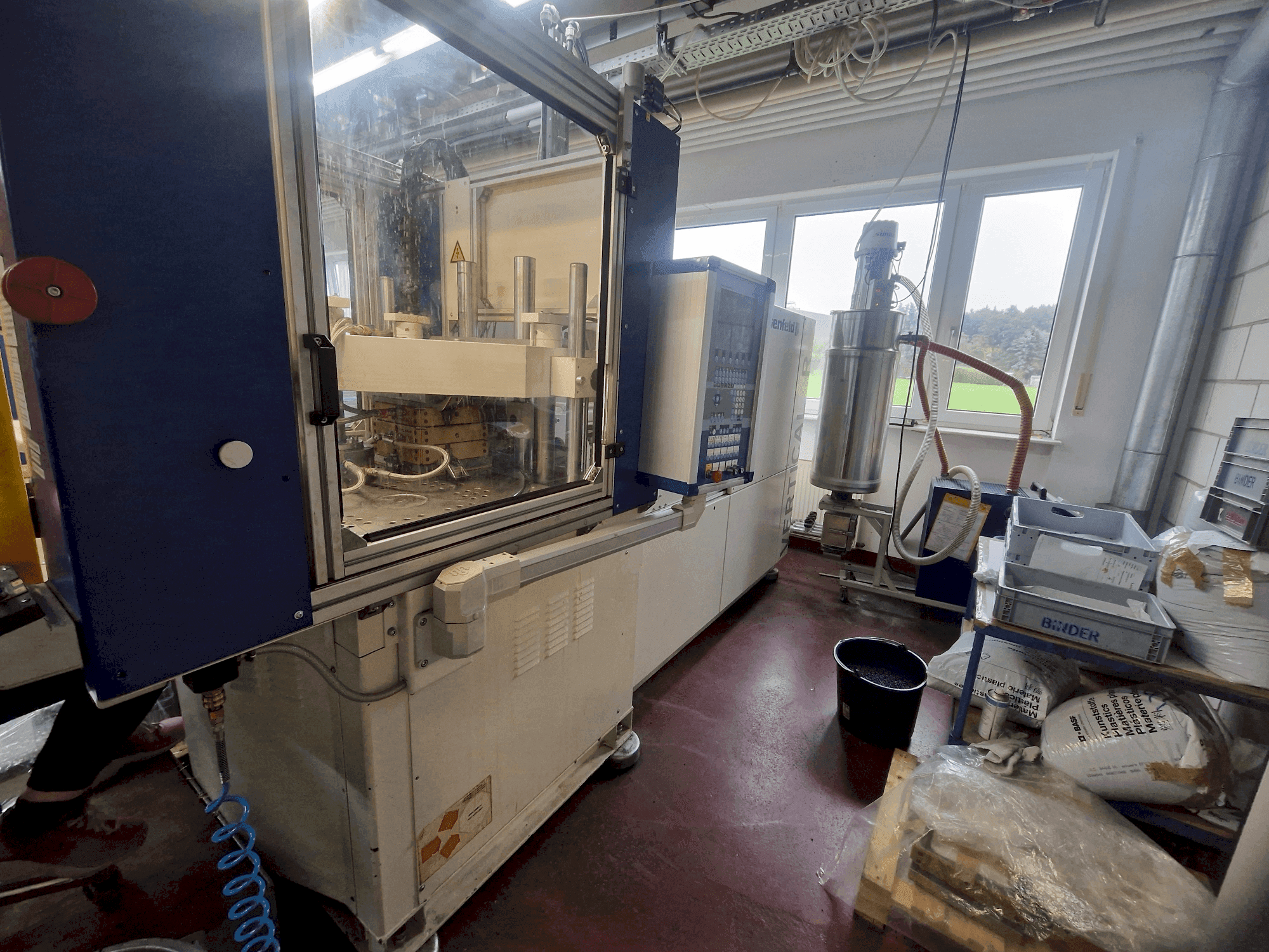 Masina Battenfeld Vertical R60 125H (2002) eestvaade