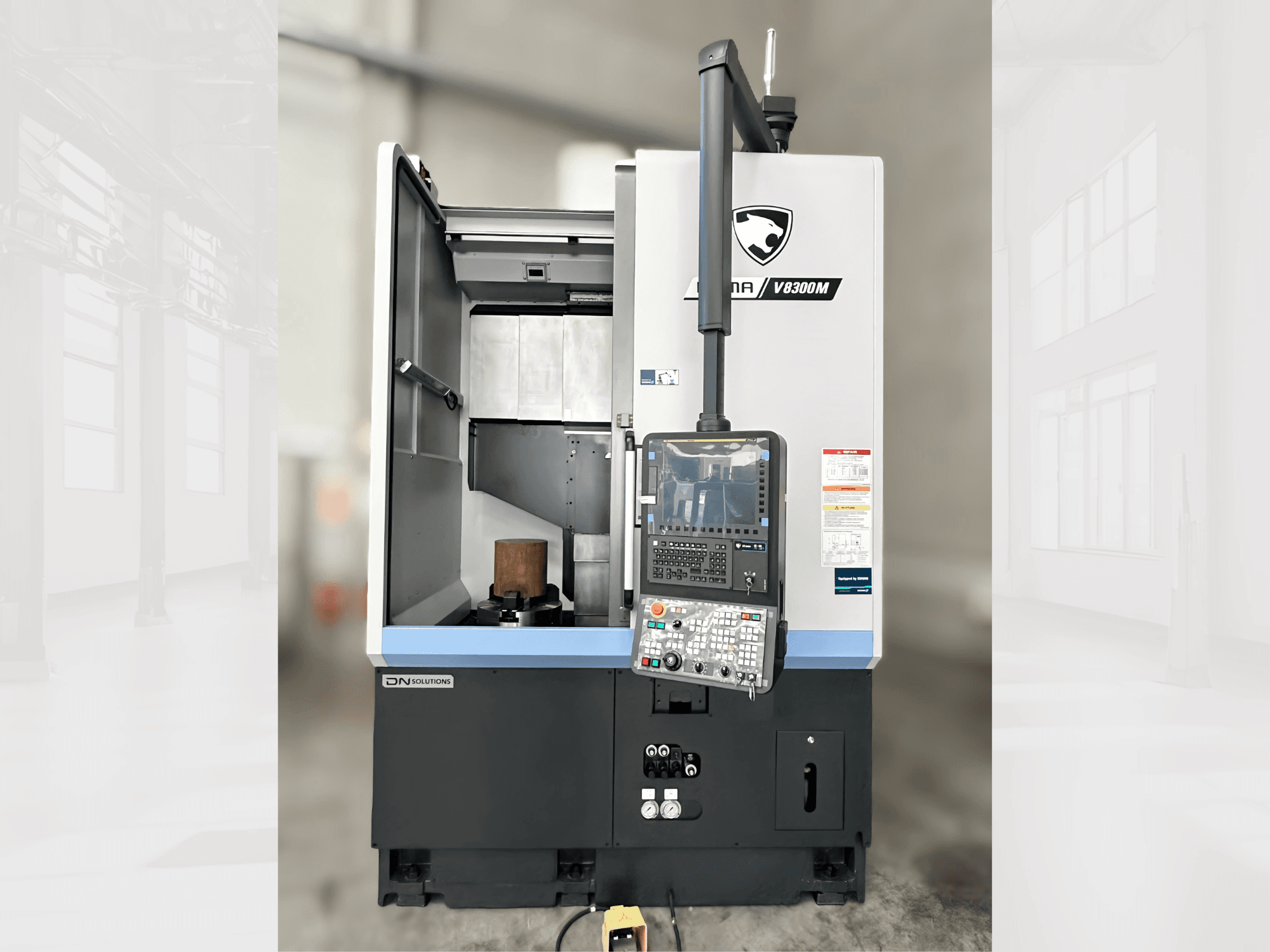 Puma V8300MR vertikaalne treipingi esivaates, millel on juhtpaneel ja avatud uks, mis näitab sisemust.