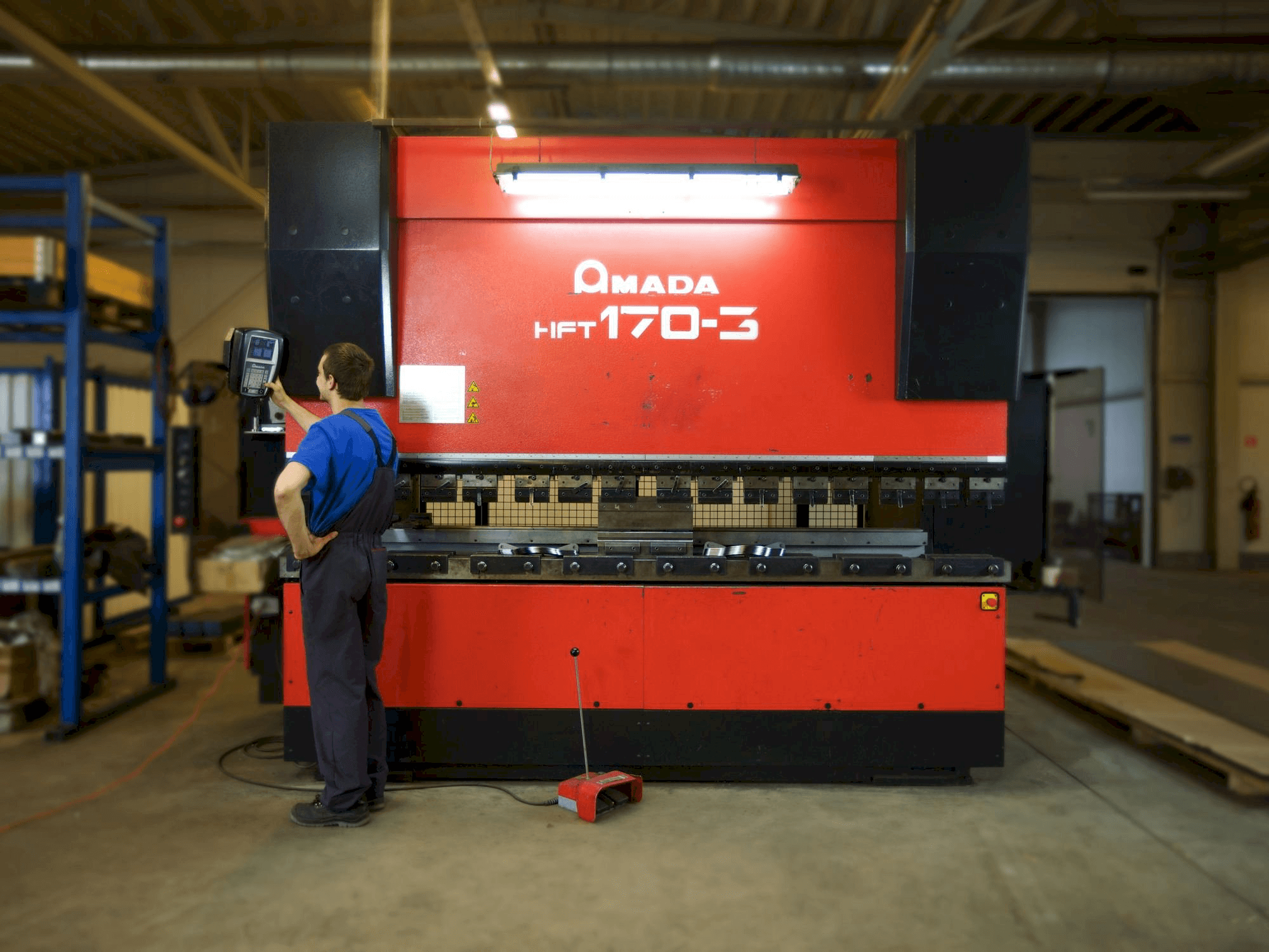 Masina AMADA HFT 170-3 eestvaade