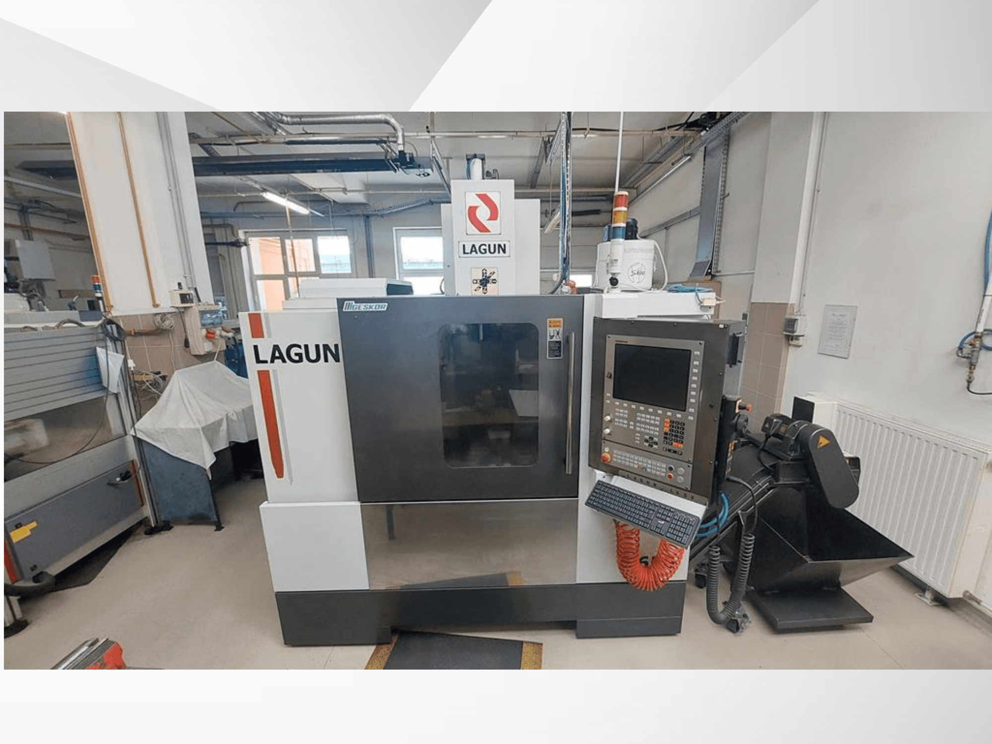 LAGUN L650 vertikaalne töötlemiskeskus eestvaates, millel on näha juhtpaneel, suur töötamisala ja tolmuärastussüsteem.