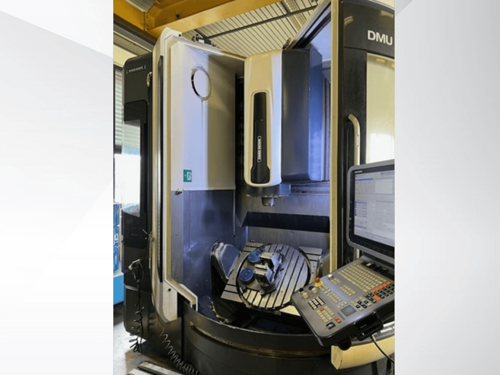 DMG MORI DMU 75 Monoblock universaaltöötluskeskus, esivaade, kus on näidatud juhtpaneel ja töödeldav detail laual.
