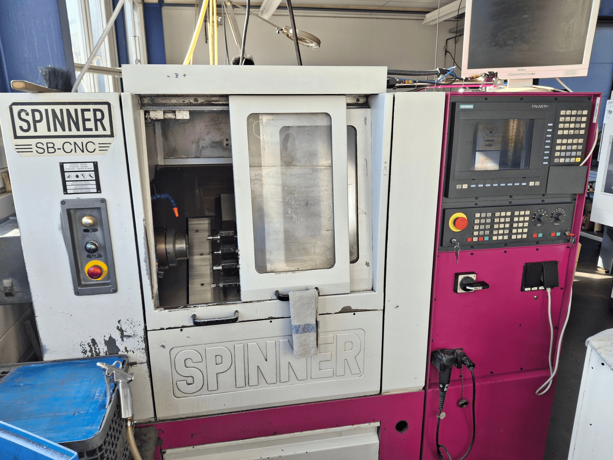 Horisontaalne treipink SPINNER SB-CNC, esivaade, millel on näidatud juhtpaneel, tööriistahoidja ja tööindikaatorid.