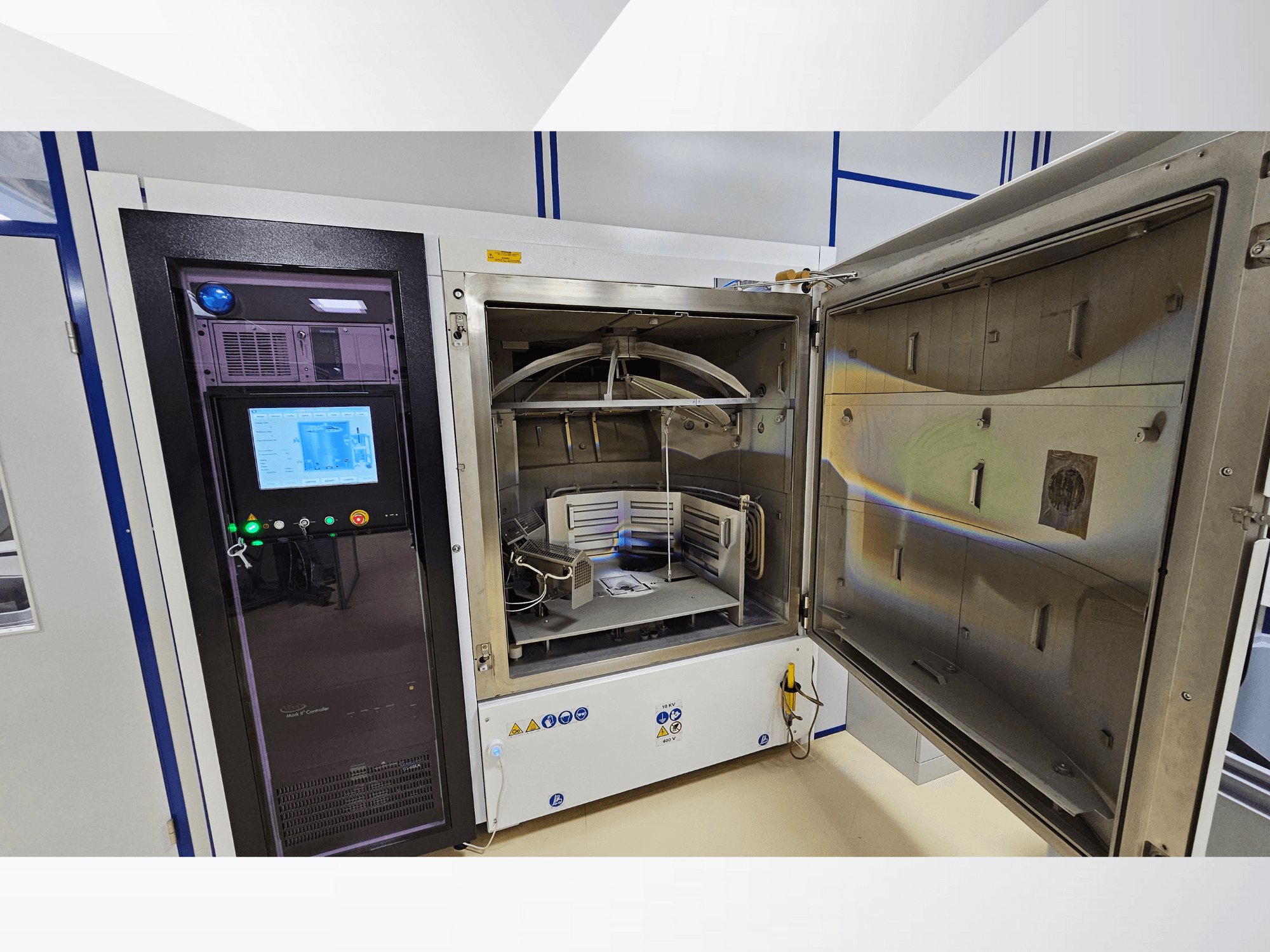 Tundmatu kaubamärgiga katsekambri juhtpaneel, esivaade; näidatakse puuteekraani, indikaatoreid ja avatud ust, mis avab sisemuse.