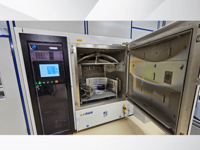 Tundmatu kaubamärgiga katsekambri juhtpaneel, esivaade; näidatakse puuteekraani, indikaatoreid ja avatud ust, mis avab sisemuse.