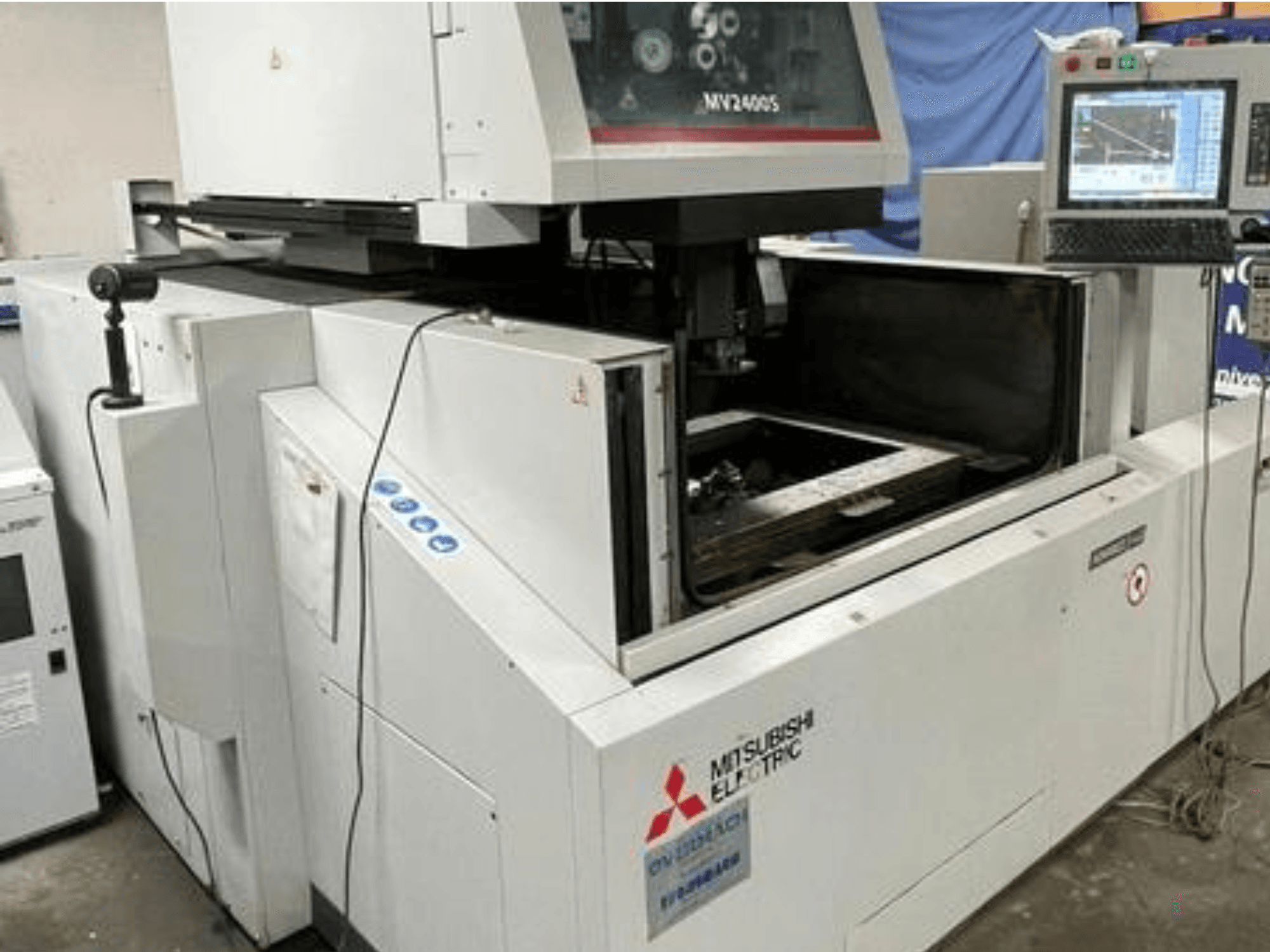 Mitsubishi Electric MV2400S traadilõikepink, esiplaan, kus on näidatud juhtpaneel ja avatud tööala.