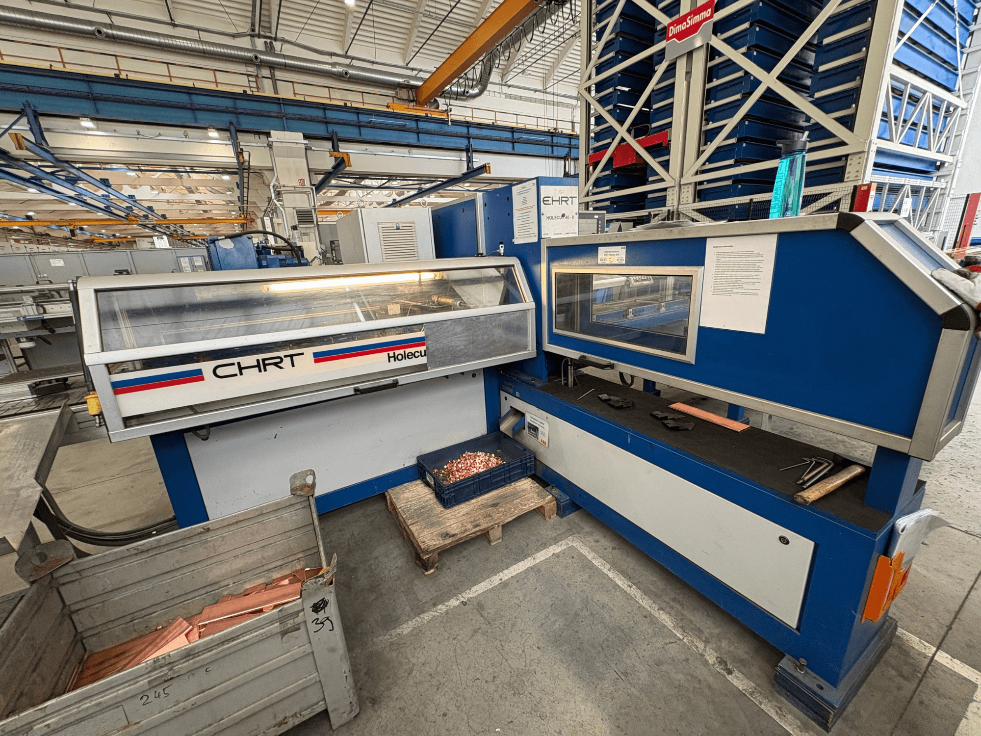 CNC-stantspingi EHRT Holecut 40-9 esivaade, juhtpaneel, metallkast ja vaseplaadid lähedal.