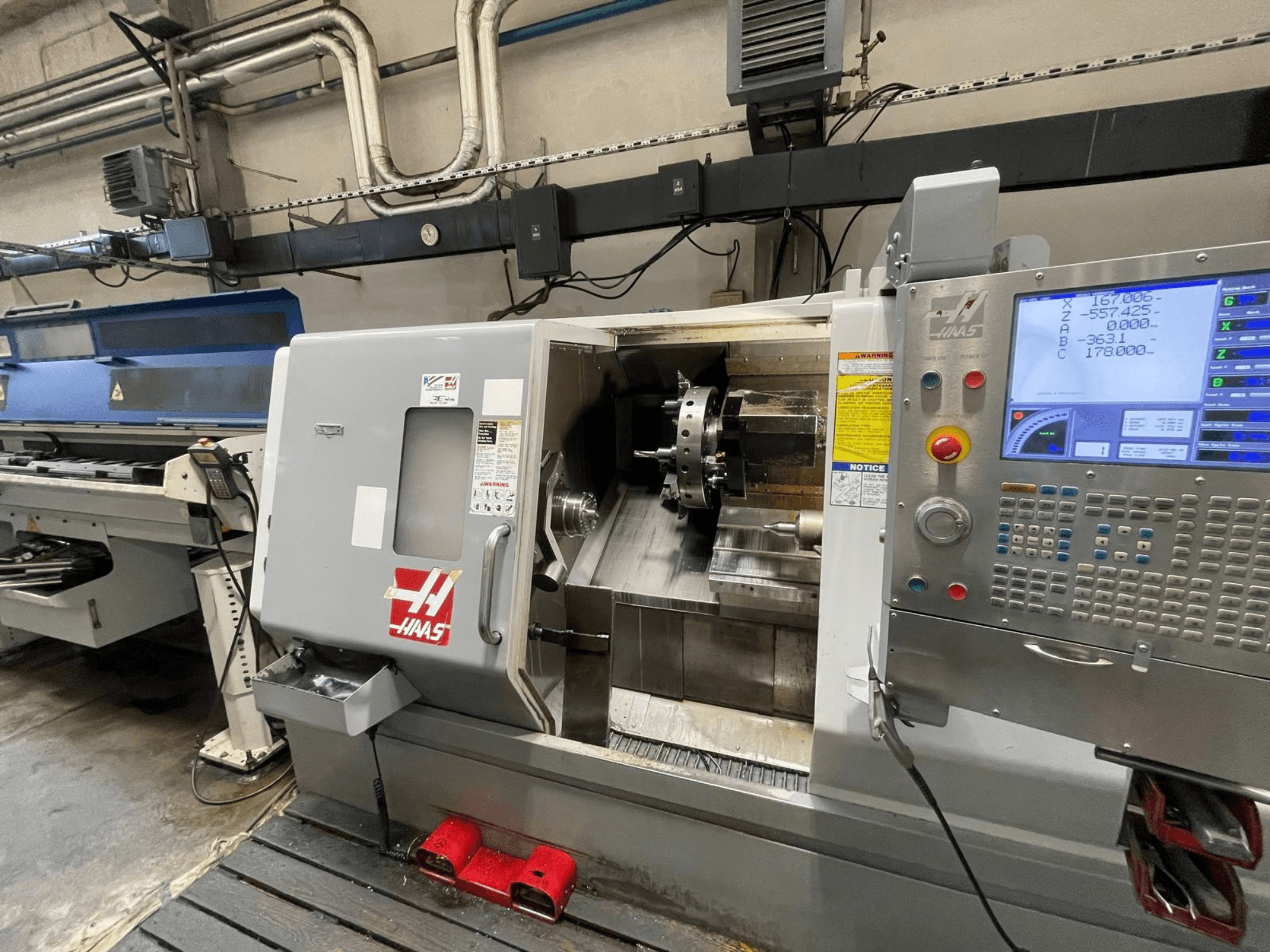 Töökojas asuv Haas SL-30THE horisontaalne treipink, millel on digitaalne juhtpaneel ja avatud töötsoon.