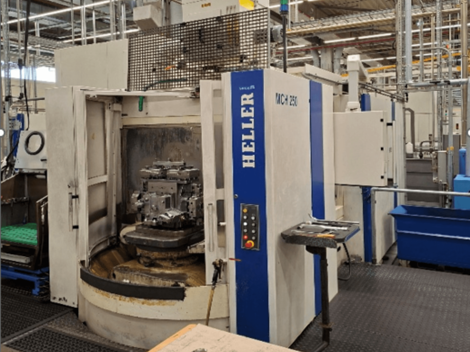 Heller MCH 250 horisontaalne töötlemiskeskus eestvaates, millel on pöörleval laual asuv töödeldav detail ja juhtpaneel.