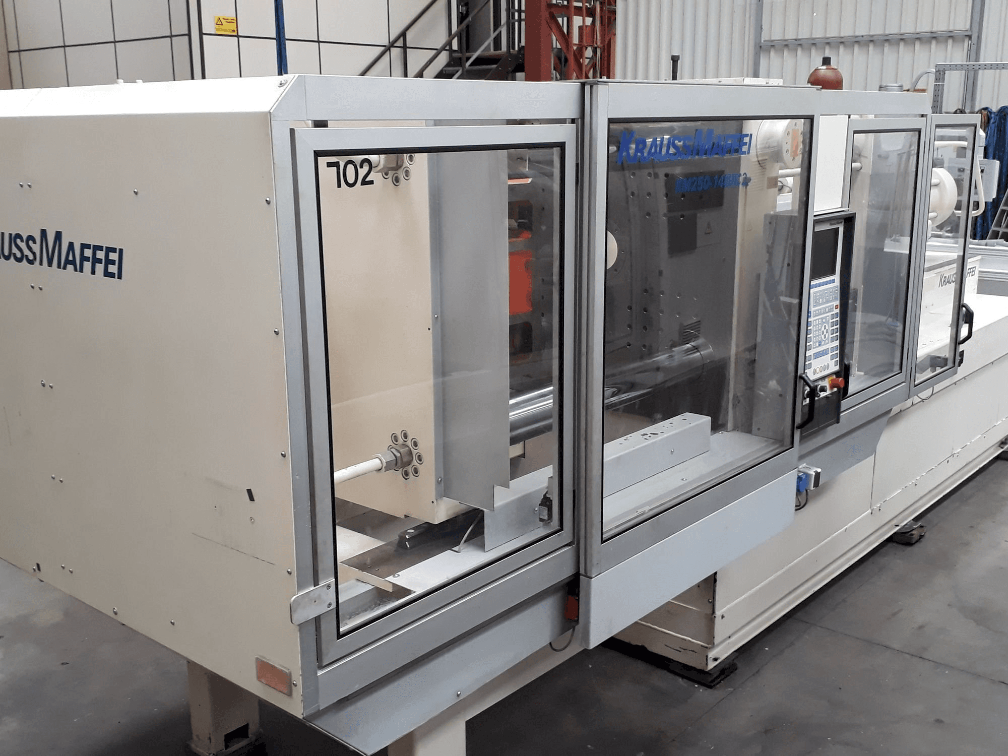 Masina Krauss Maffei 250-1400 C2 eestvaade