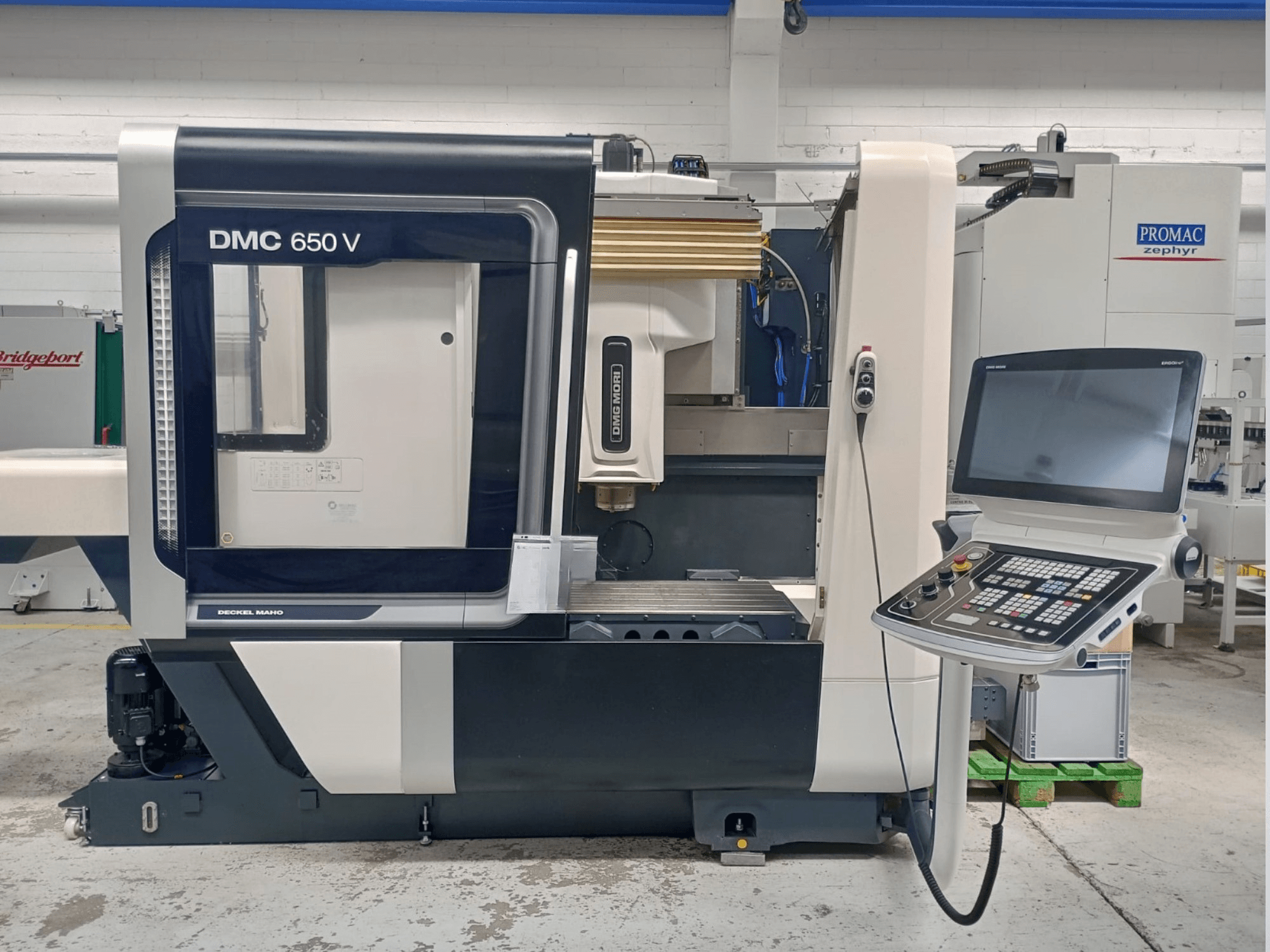 Decker Maho DMC 650 V CNC-pingi külgvaade, millel on nuppude ja ekraaniga juhtpaneel tööstuslikus keskkonnas.