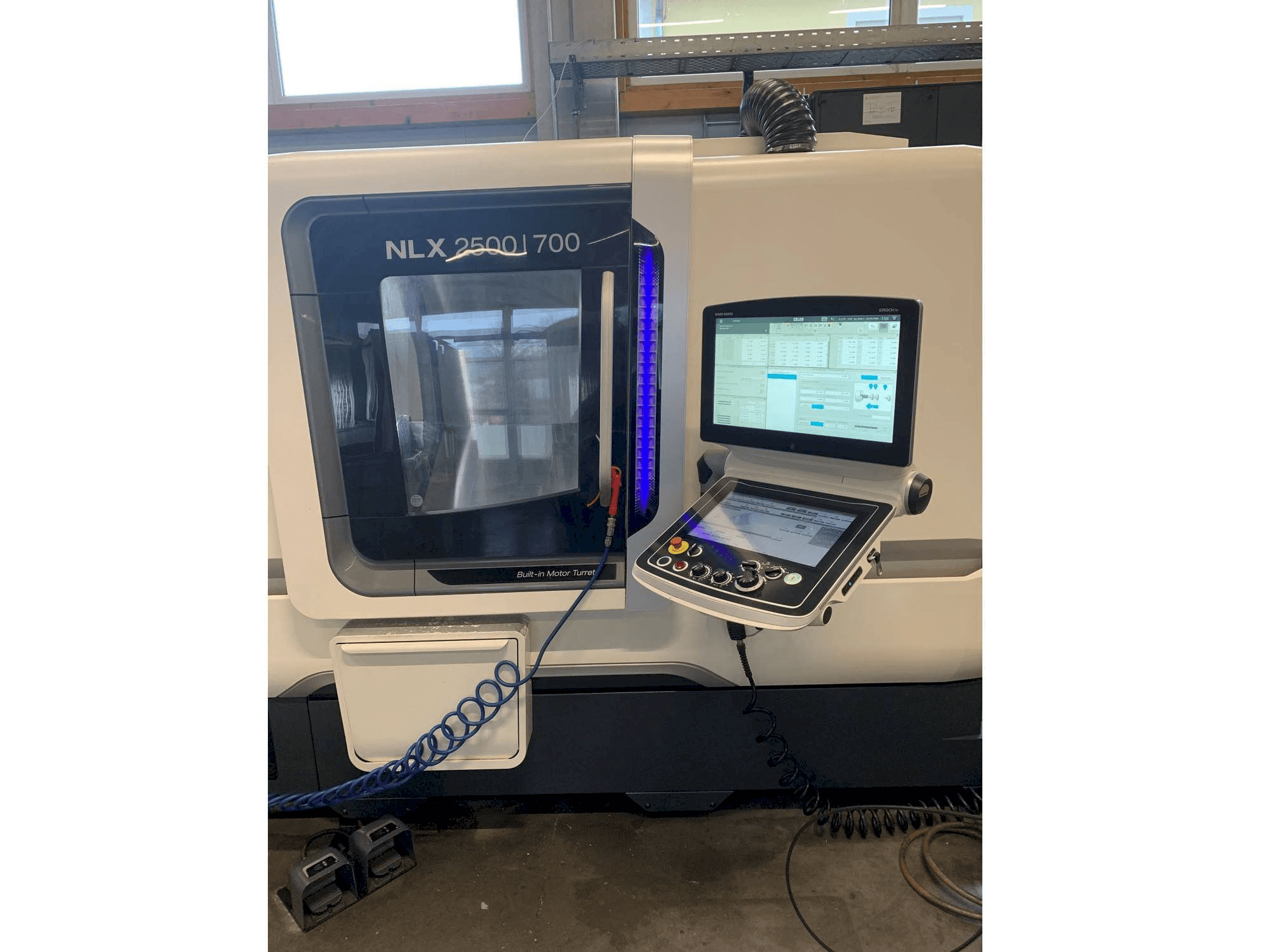 Masina DMG MORI NLX 2500/700 eestvaade