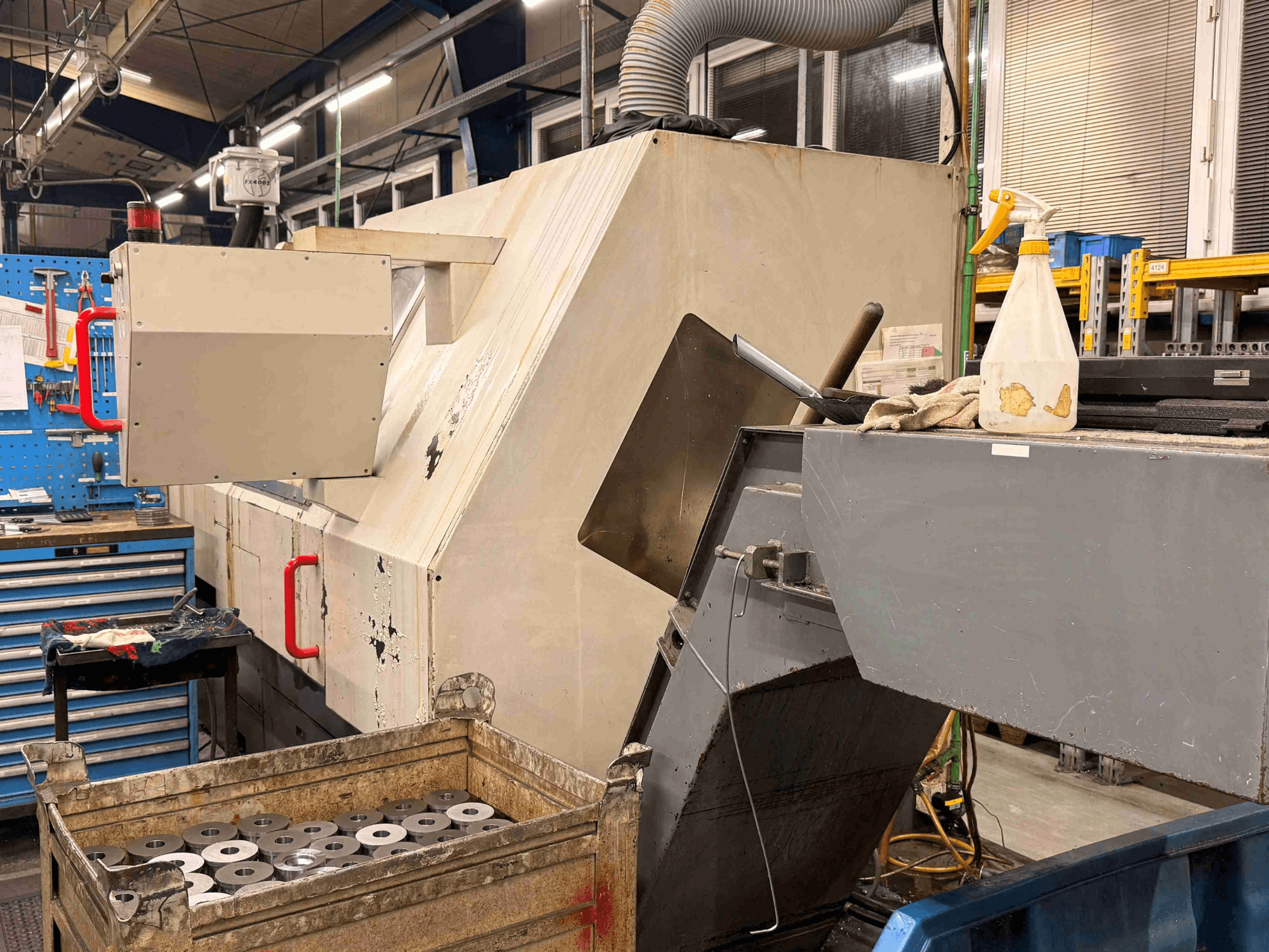 Töökojas asuv ZPS S-60 CNC horisontaalne treipink, mille külgvaates on näha töödeldavaid detaile ja juhtimisseadmeid.