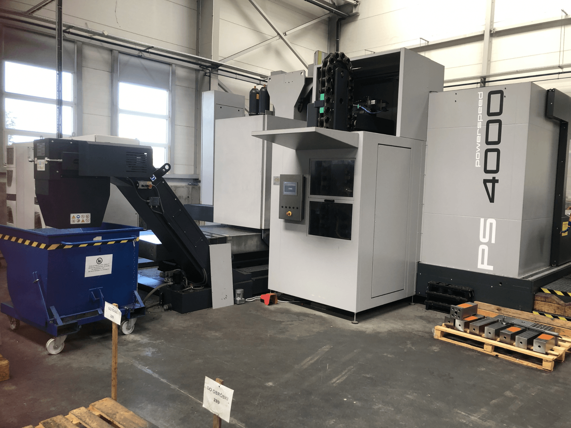Horisontaalne töötlemiskeskus SHW PowerSpeed 4000 tehase keskkonnas, kus on näha juhtpaneel, konveier ja töödeldavad detailid.