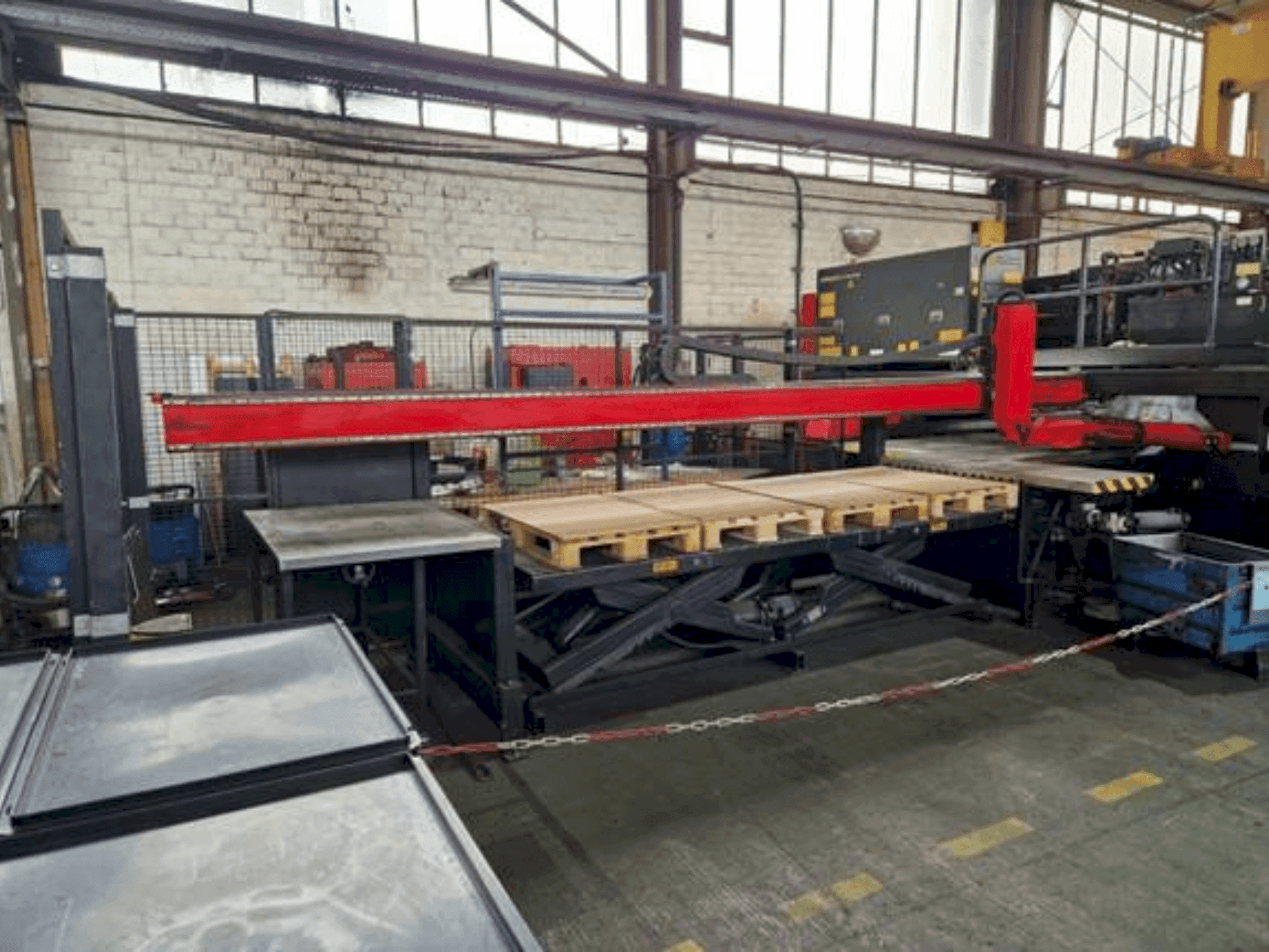 Masina AMADA AP3-2610 V eestvaade