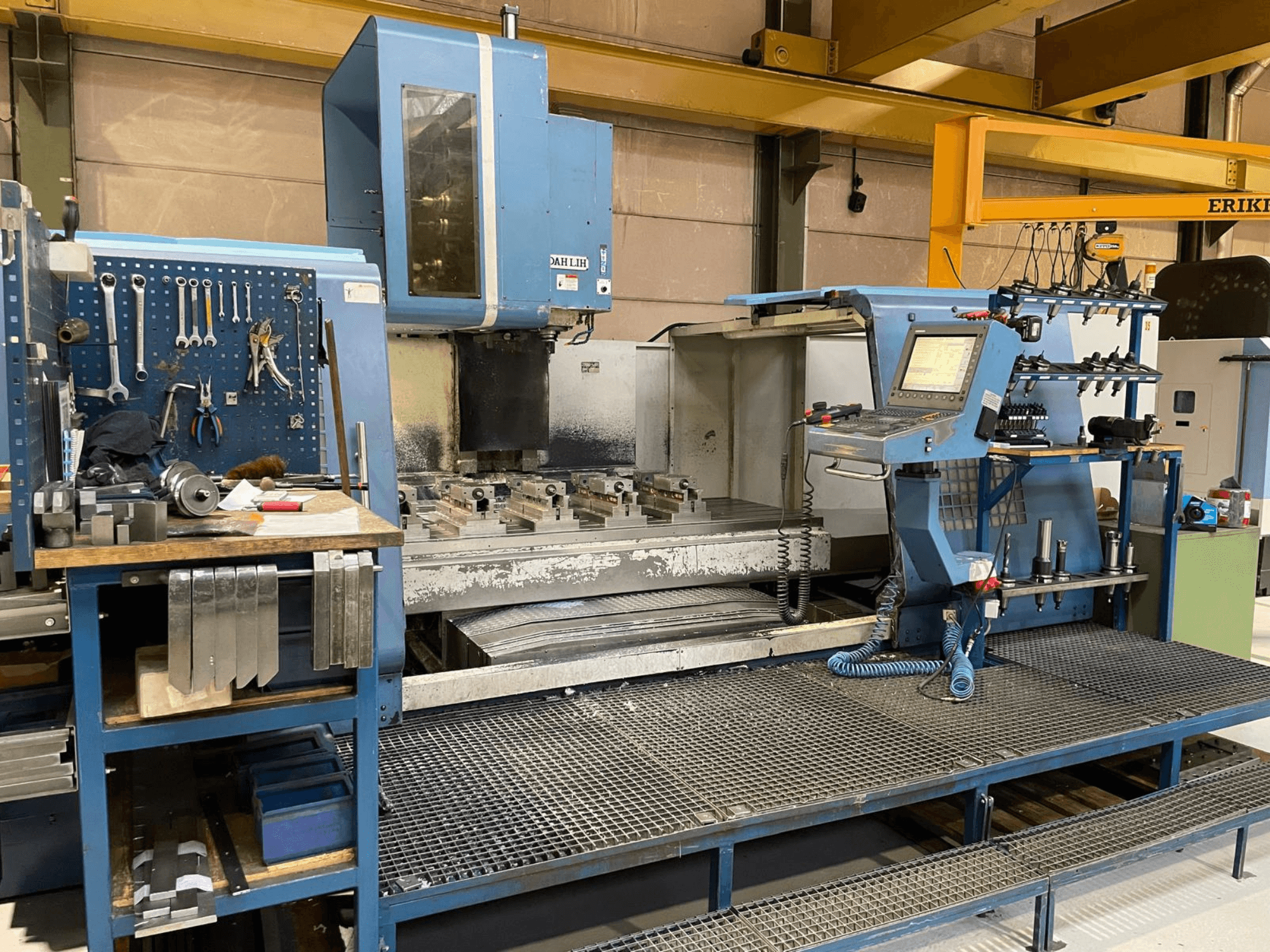 DAH LIH MCV2600 vertikaalne töötluskeskuse esivaade, kus on näha juhtpaneel, töölaud ja tööriistade hoiuruum.