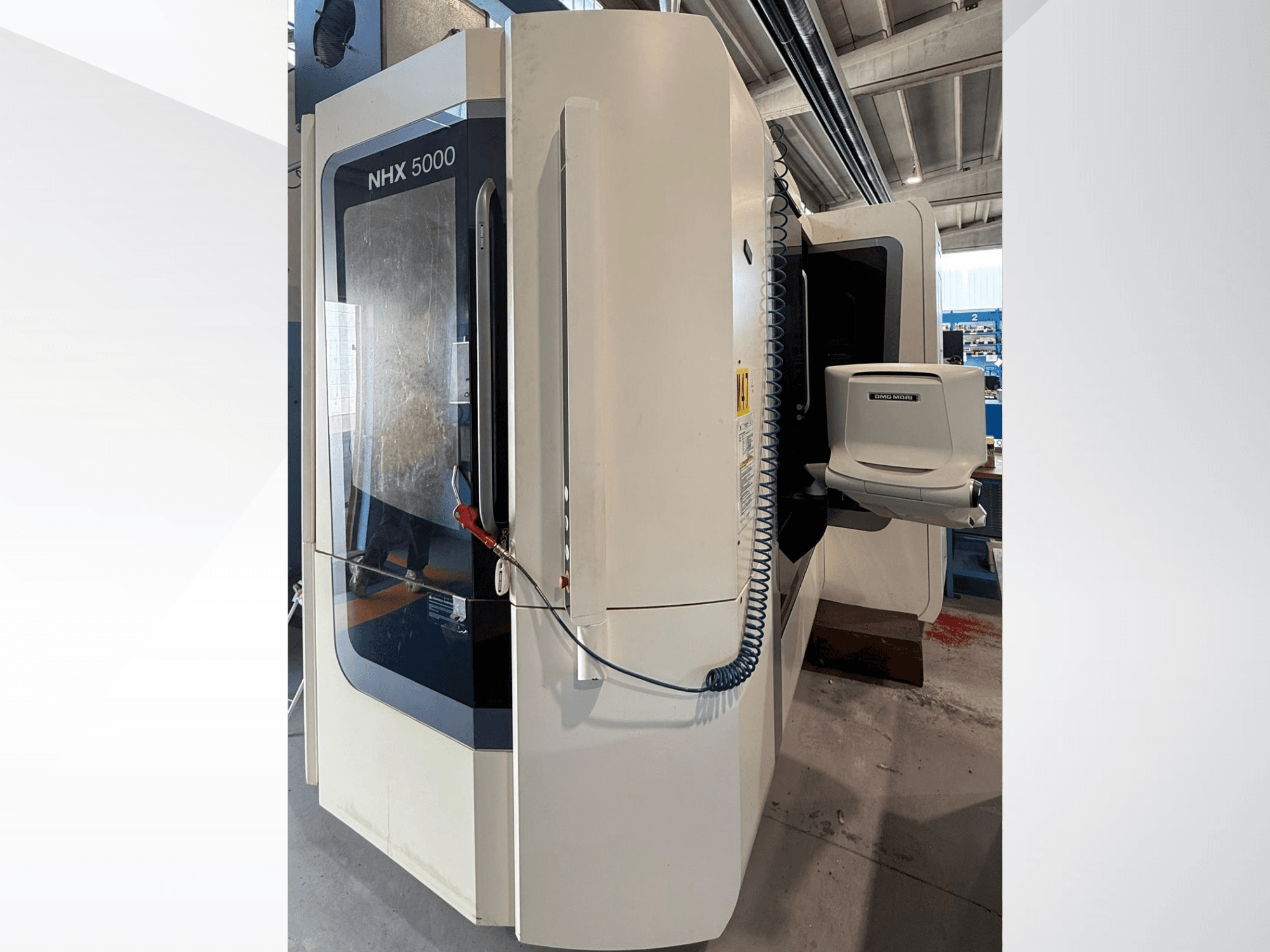 DMG MORI NHX 5000 horisontaalne treipink, vaade eest, millel on näha juhtpaneel ja spindlihoidja.