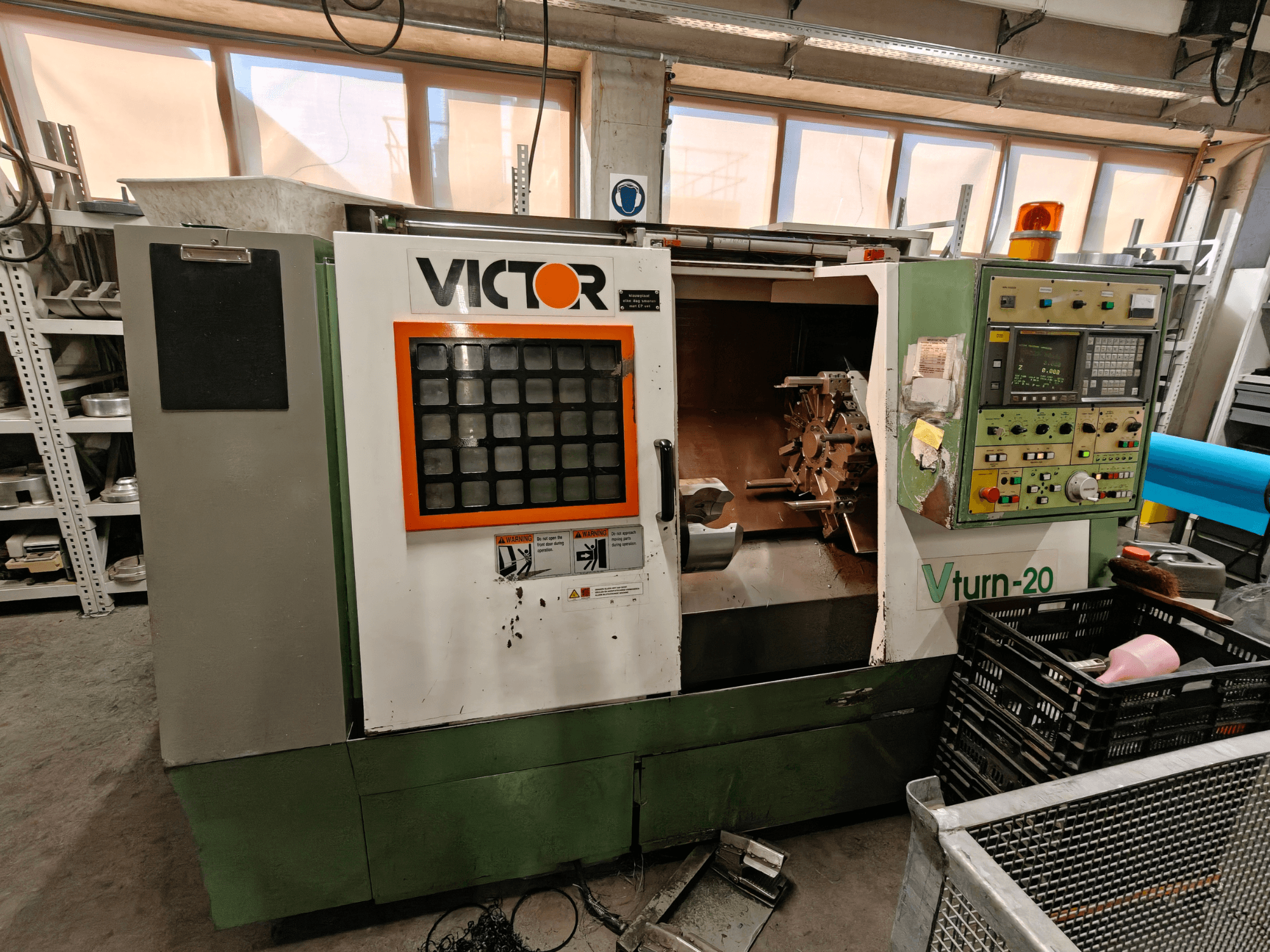 Victor Vturn-20 horisontaalne treipink, külgvaade, kus näidatakse juhtpaneeli, spindlit ja tööruumi töötlemiseks.