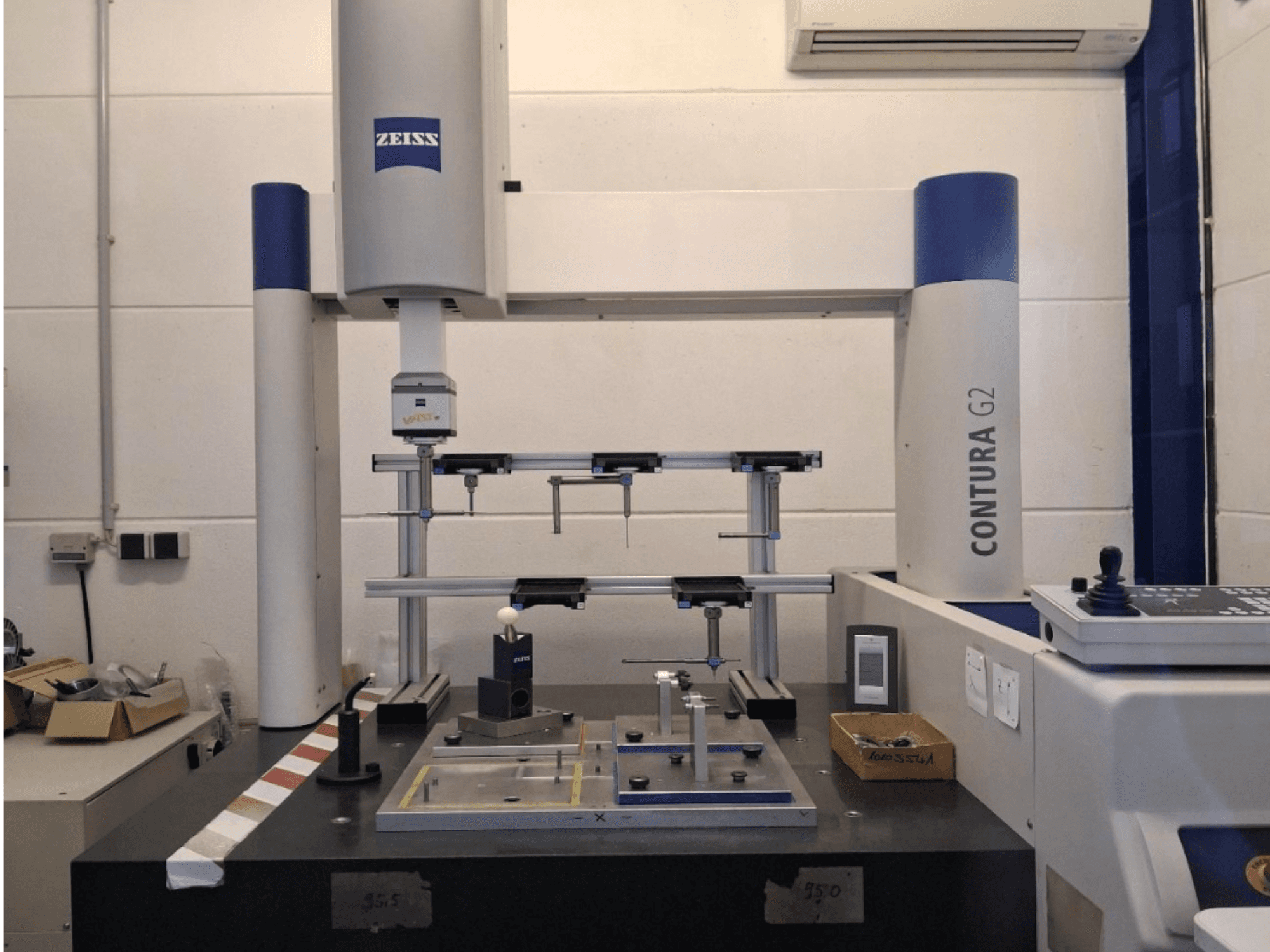 ZEISS Contura G2 CMM laboris, mis näitab mõõteriista ja juhtpaneeli esiplaanilt.