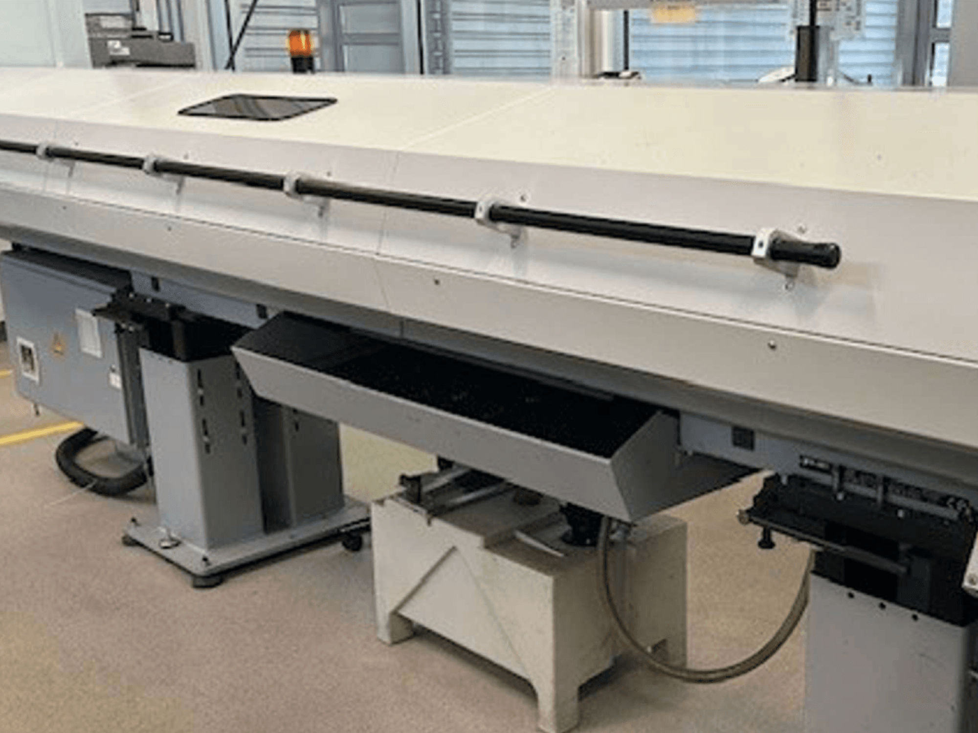 Index G 200 RATIO LINE treipingi keskuse esikülg, mis näitab selle elegantset disaini ja funktsionaalset juhtpaneeli.