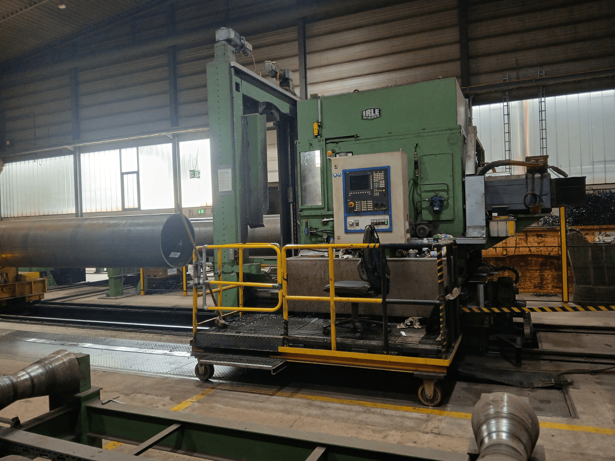 IRLE IRD 1600 CNC horisontaalne töötlemiskeskus külgvaates, kus on esile toodud juhtpaneel ja raskeid töödeldavaid detaile mõeldud liugurisüsteem.