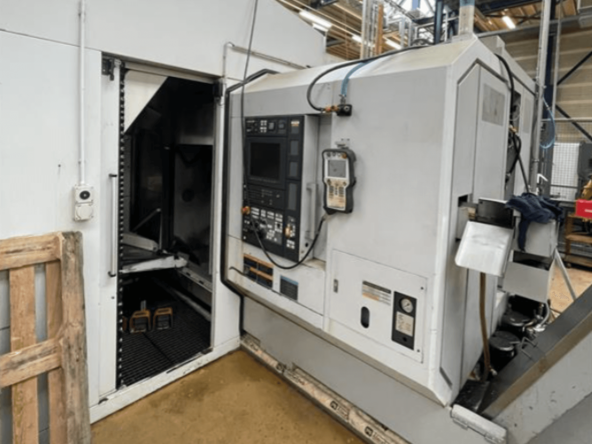 DMG Mori Seiki NZ2000T3Y2 horisontaalne treipink, külgvaates on näha juhtpaneel ja masina sisemus.