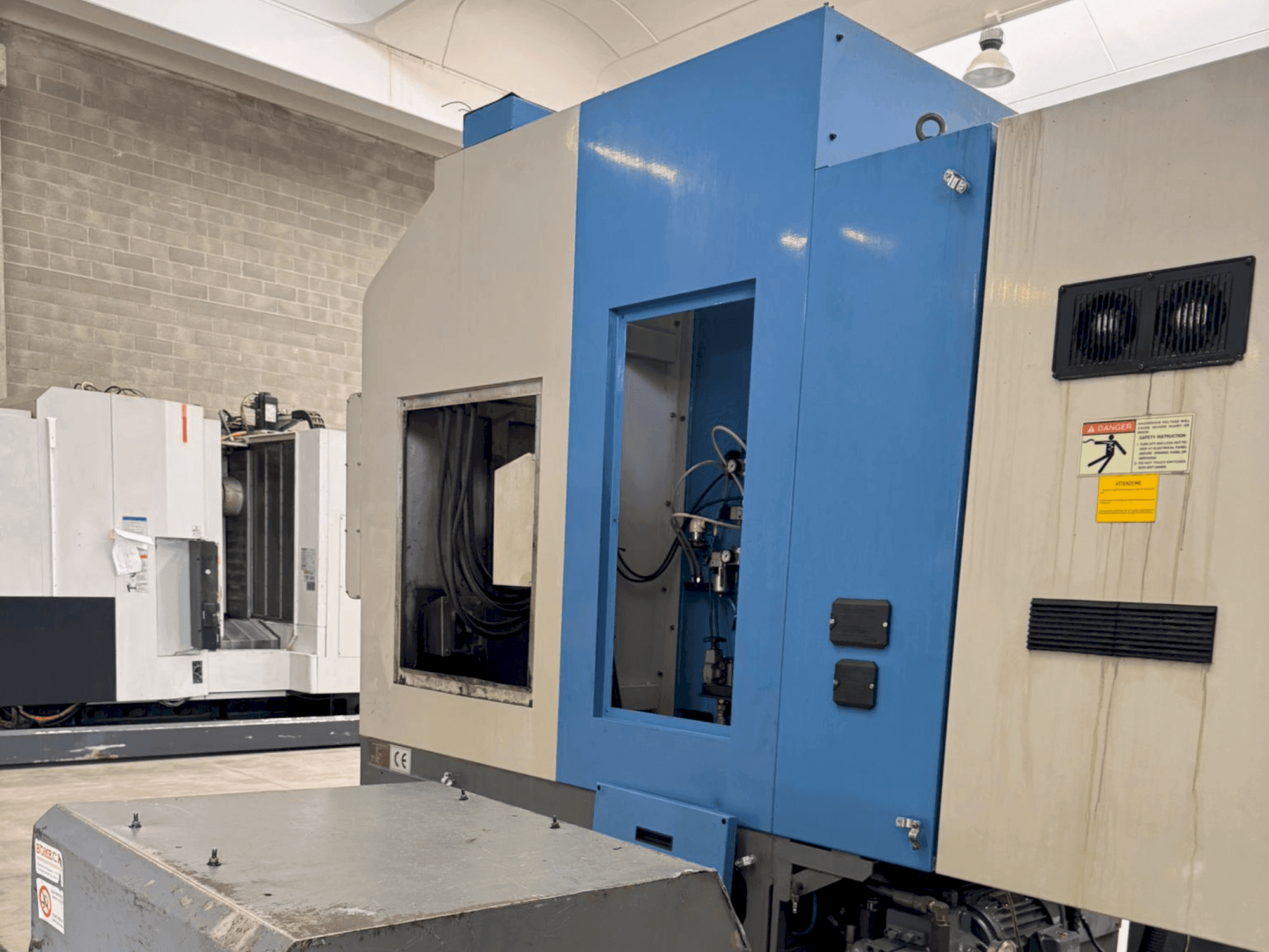 Masina HYUNDAI KIA Hyundai HiT V5R eestvaade