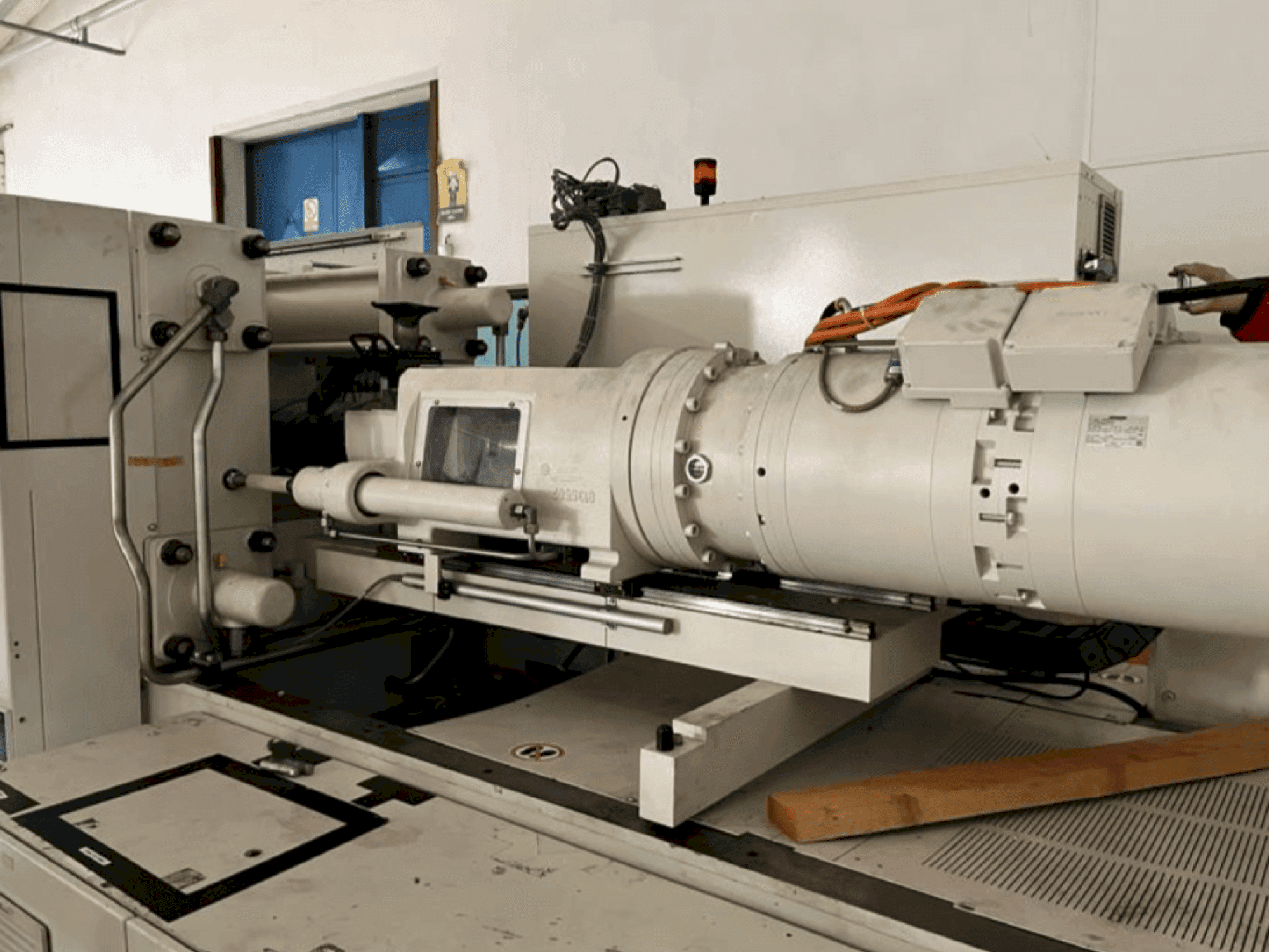 Masina Krauss Maffei 200-750 CX eestvaade