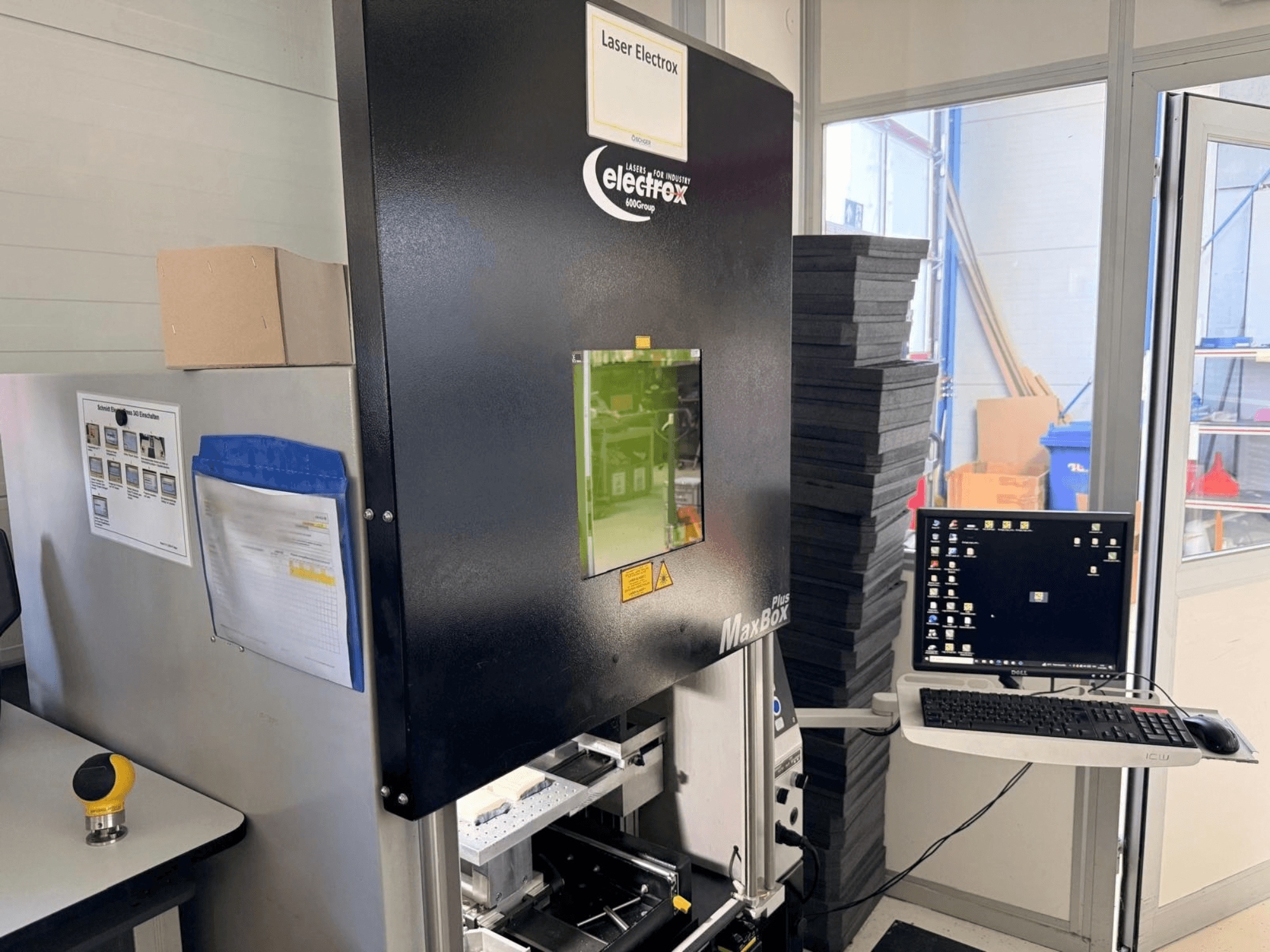 ELECTROX MaxBox Plus lasermärgistusmasin külgvaates, millel on juhtmonitor, roheline vaatamisaken ja tööala.