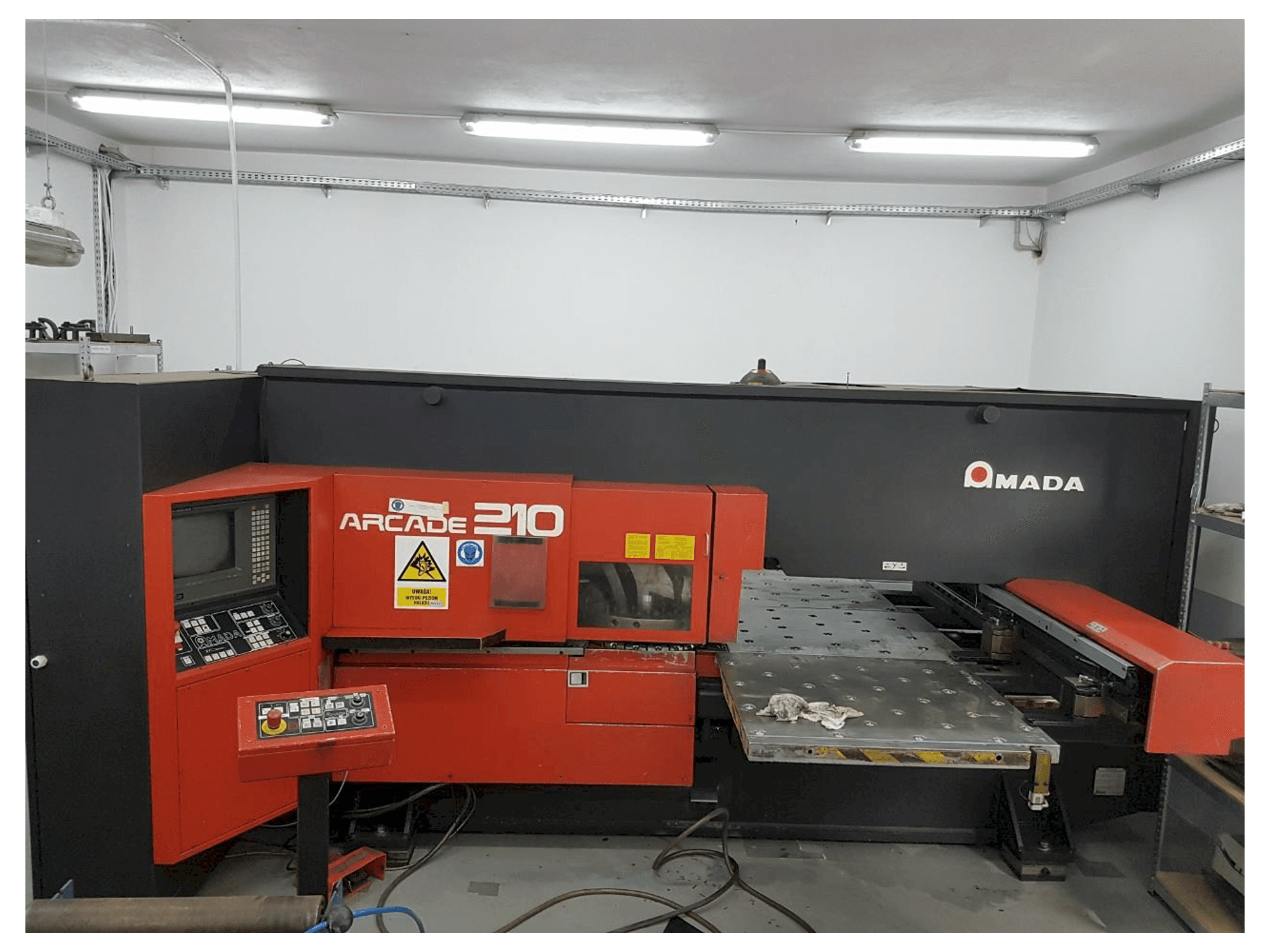 Masina AMADA ARCADE 210 eestvaade