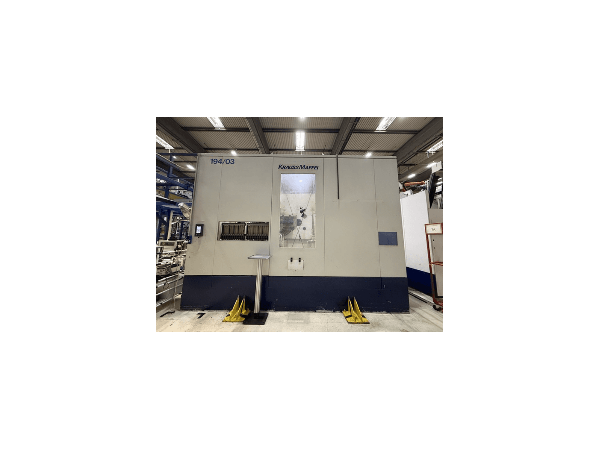 Krauss Maffei 4000-24500 MC hüdrauliline süstimisvormimismasin, esivaade, millel on näha juhtpaneel ja tööpiirkond.