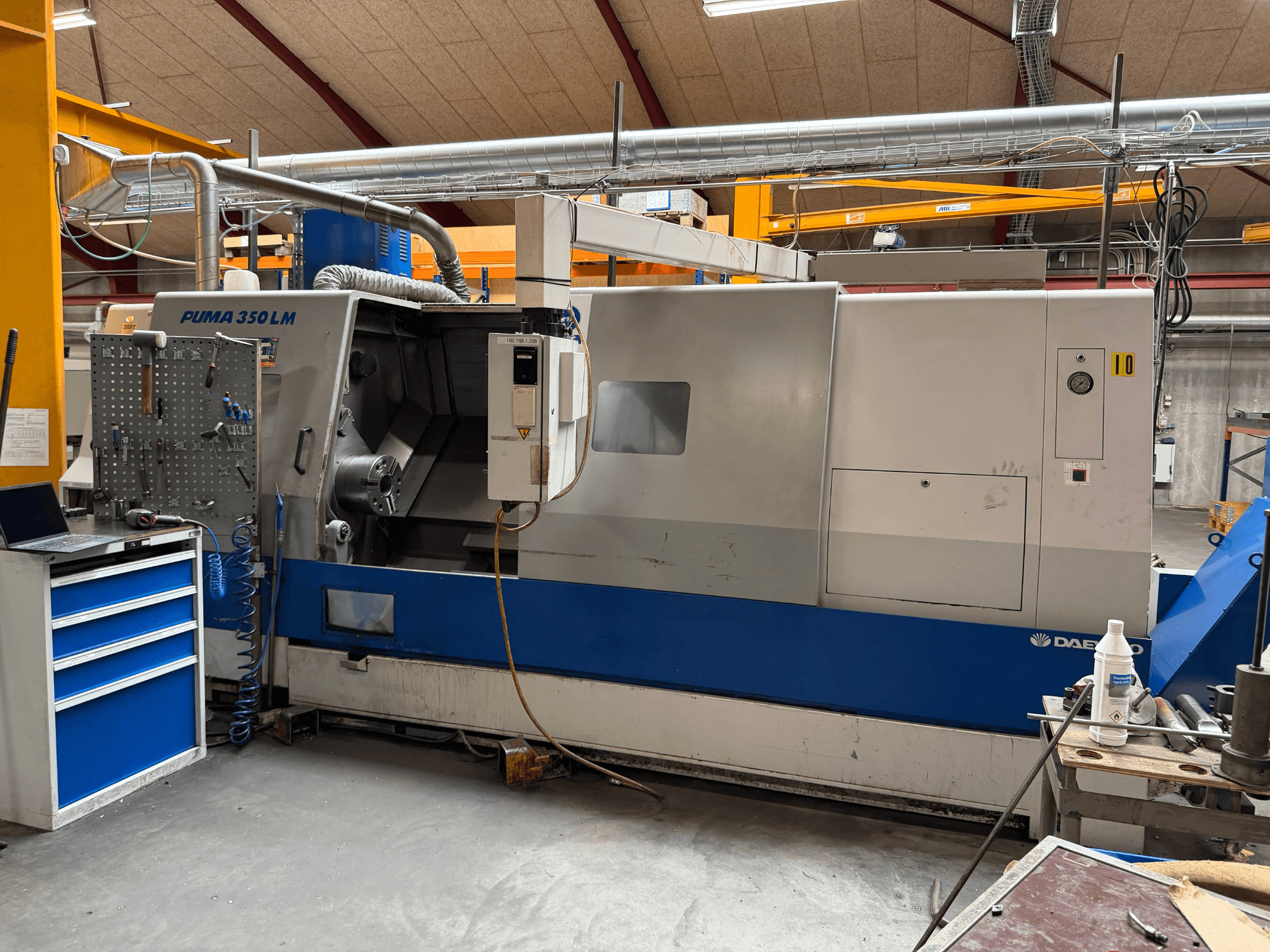 DAEWOO Puma 350 LMA horisontaalne treipink, külgvaade, millel on näha juhtpaneel ja tööala koos tööriistadega.
