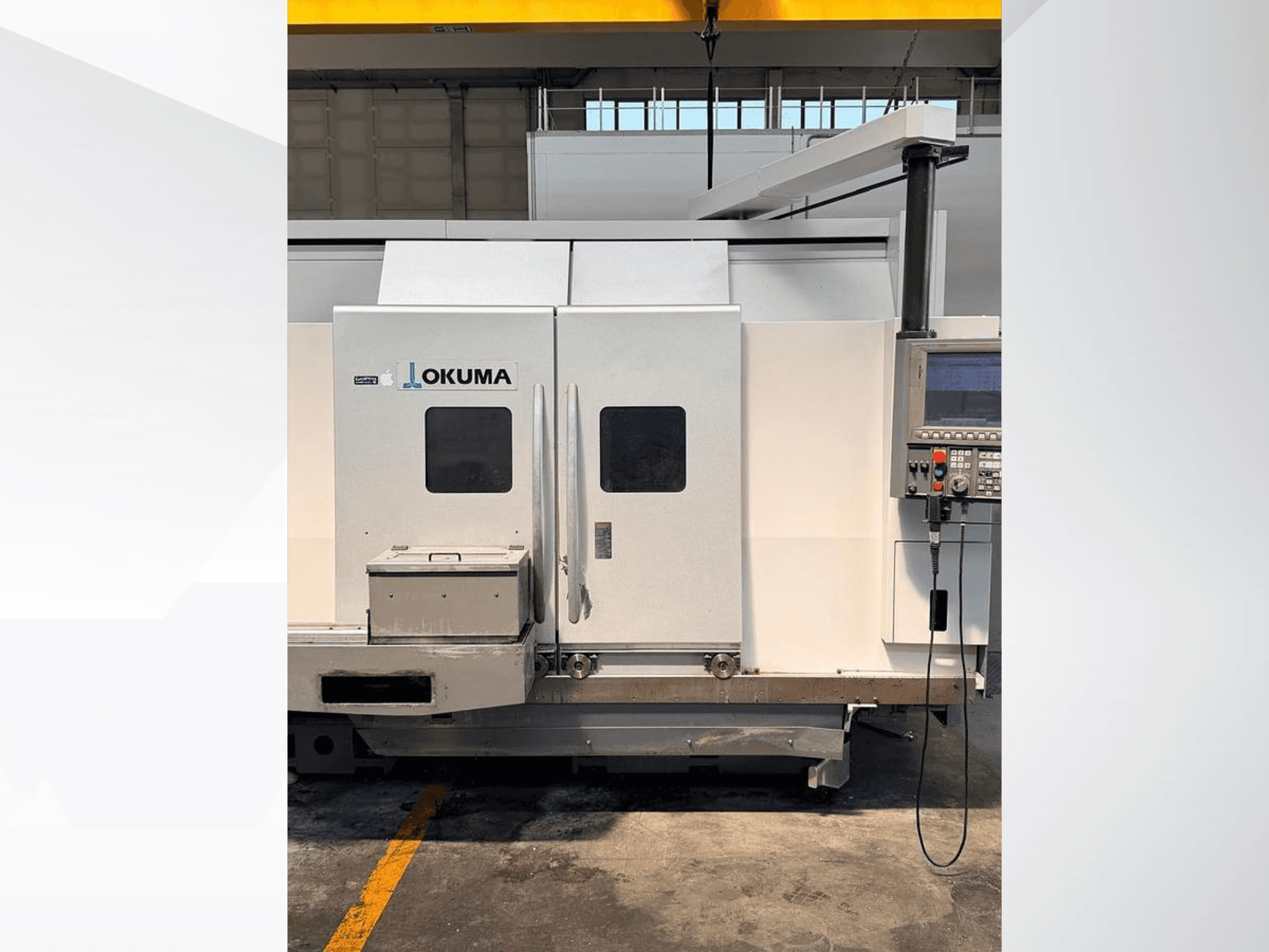 Okuma LB 3000 EX MYW 800 horisontaalne treipink, külgvaade, millel on näha juhtpaneel ja juurdepääsuluugid.