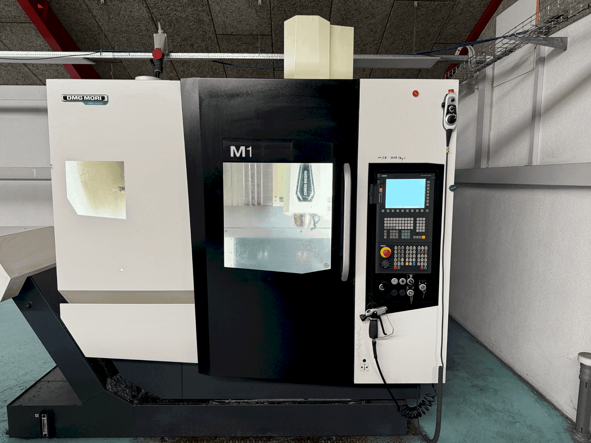 Masina DMG MORI M1 Pro eestvaade