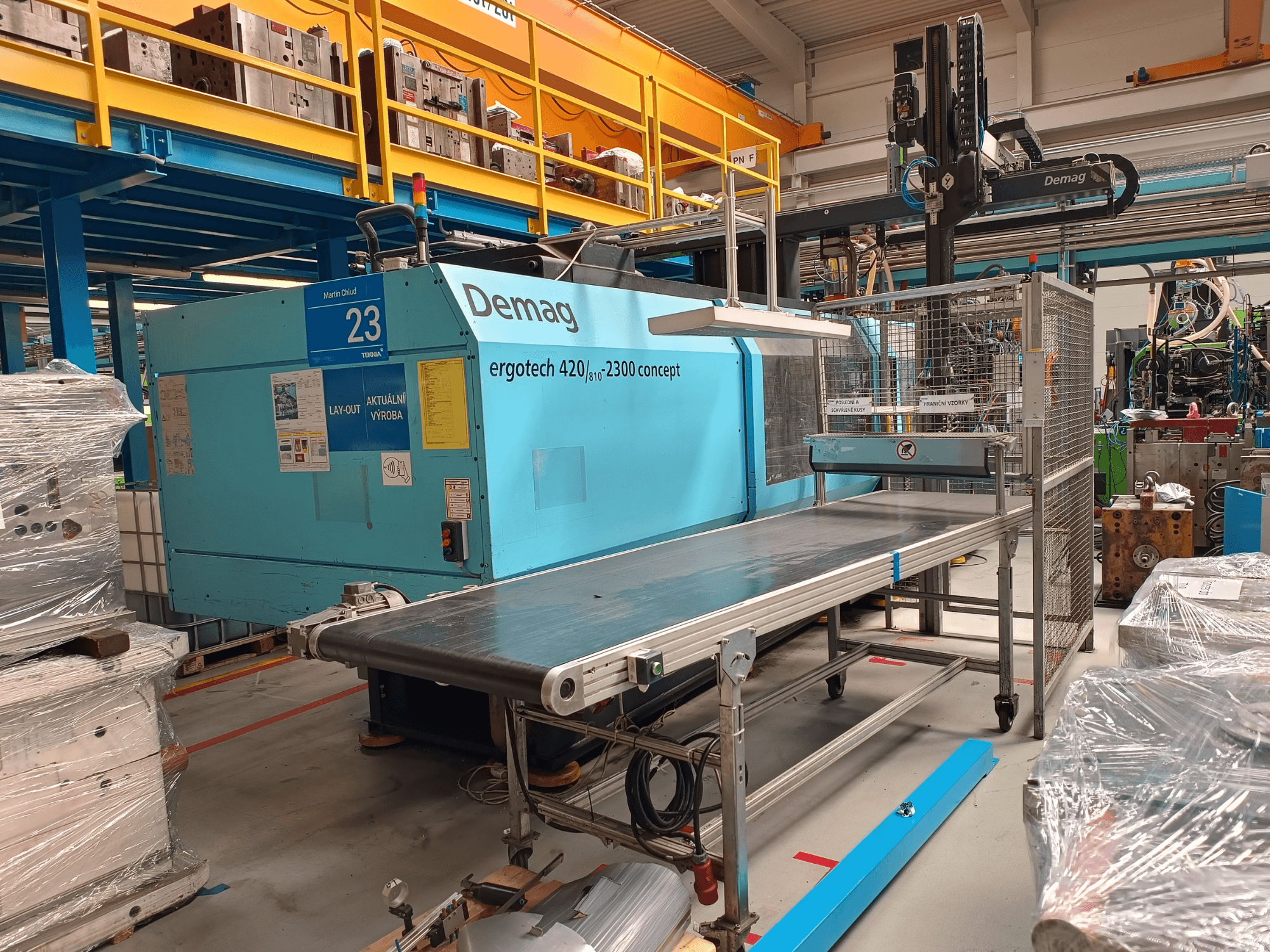 Demag ergotech 420/810 - 2300 hüdrauliline survevalu masin külgvaates, konveier ja turvakate.