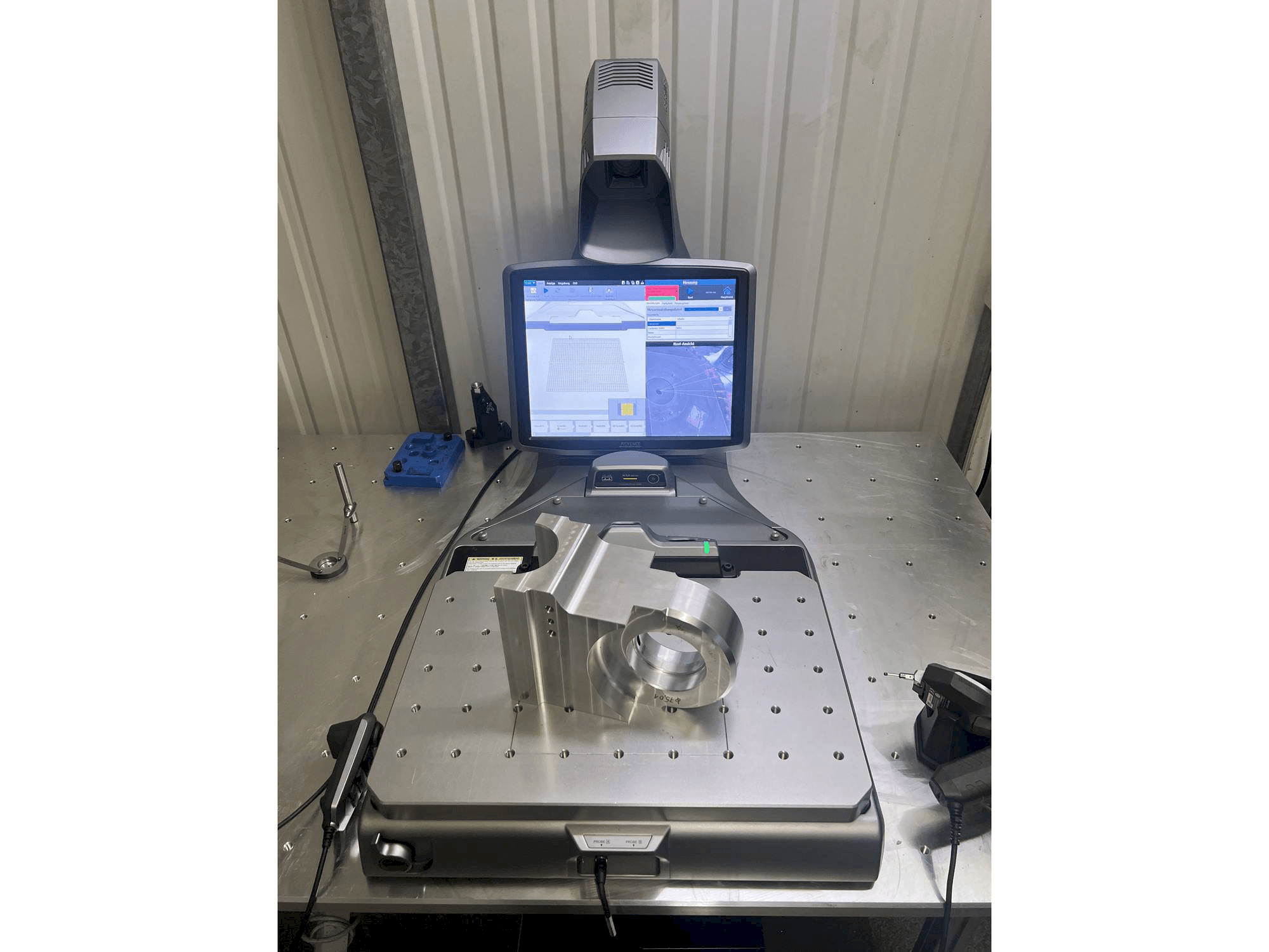 Masina KEYENCE XM-C1000 eestvaade