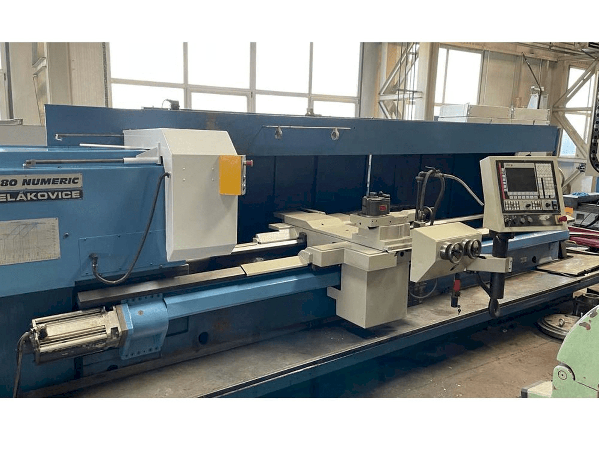 Masina TOS SUA 80 / 3500 eestvaade