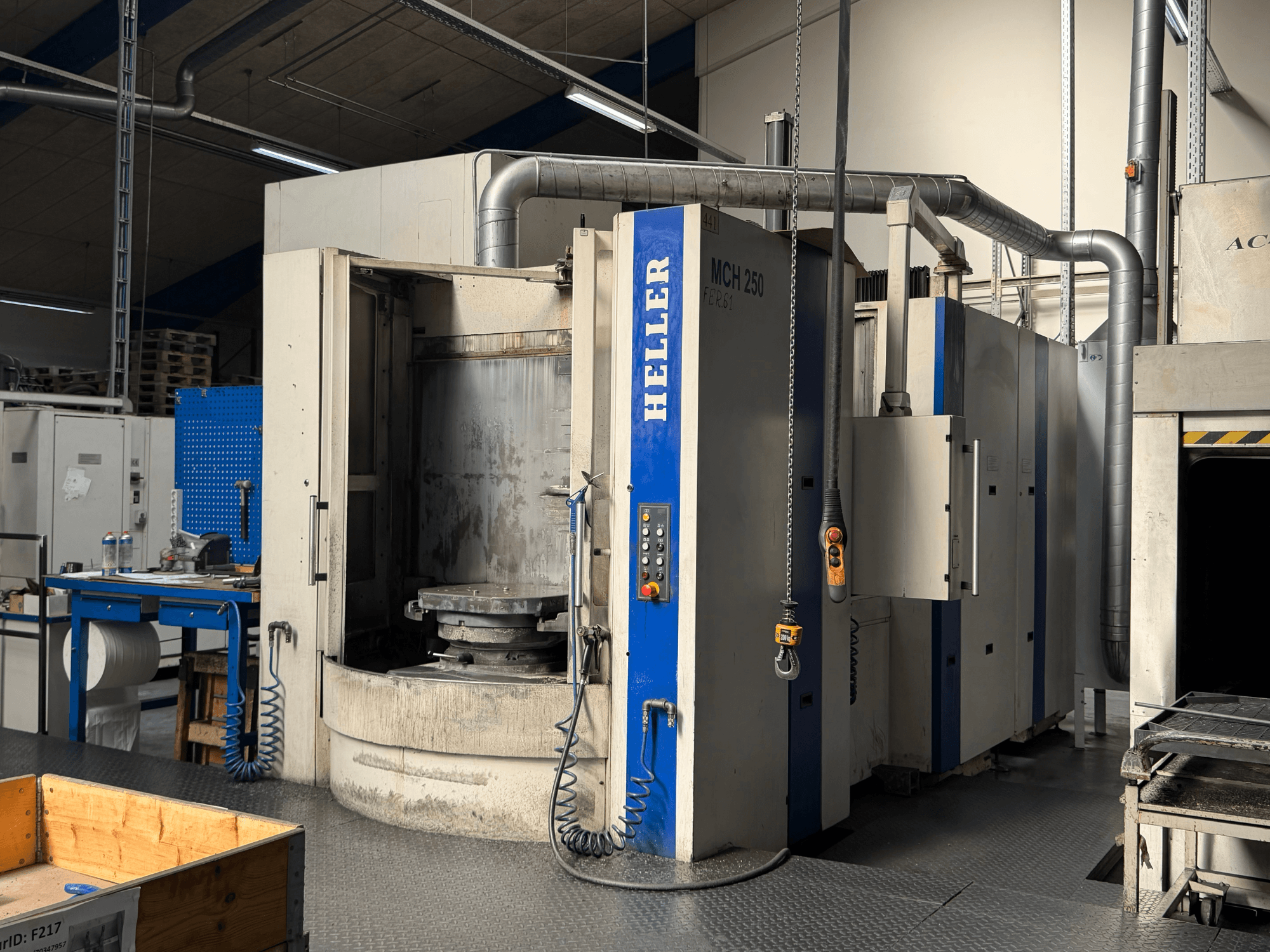 HELLER MCH 250 horisontaaltöötluskeskuse esikülg koos juhtpaneeli, suure pöörleva laua ja tööstuskeskkonnaga.